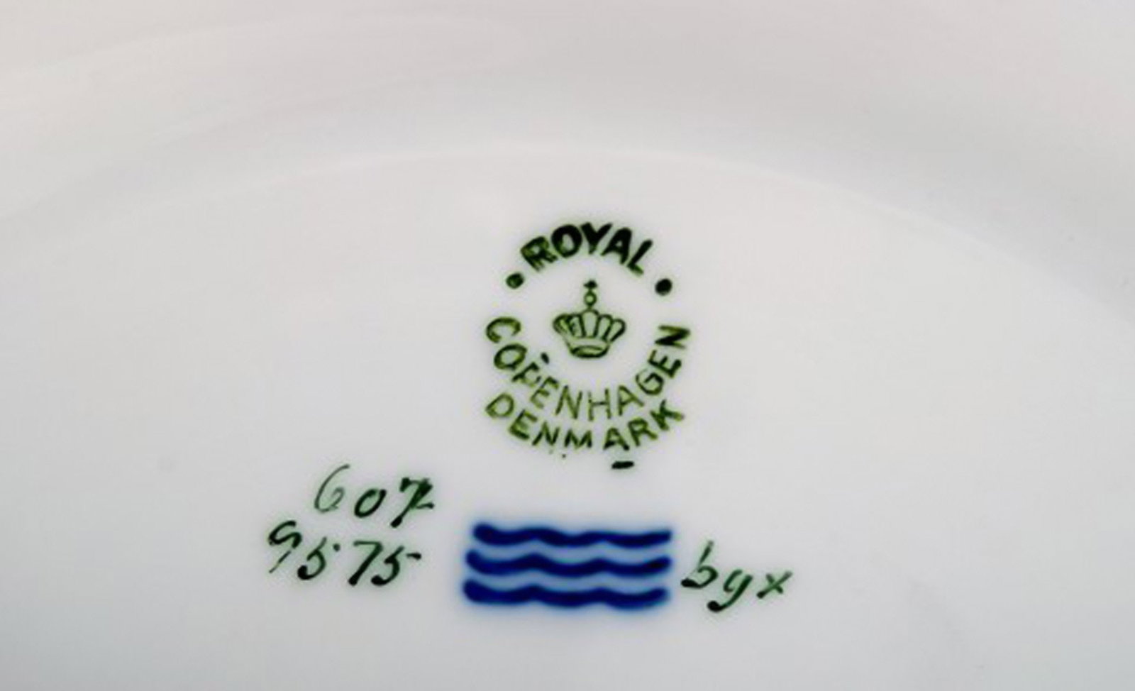 Royal Copenhagen Dagmar, White. Porcelain lidded tureen with gold edge. Model number 607/9575. - 7