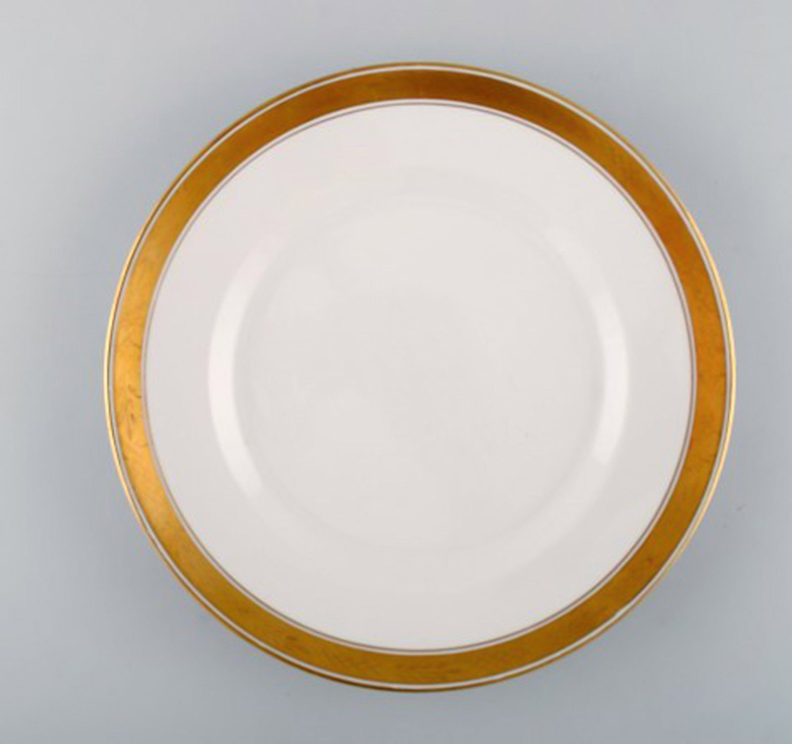 Royal Copenhagen Dagmar, White. Five porcelain dinner plates with gold edge. Model number 607/9586. - 3