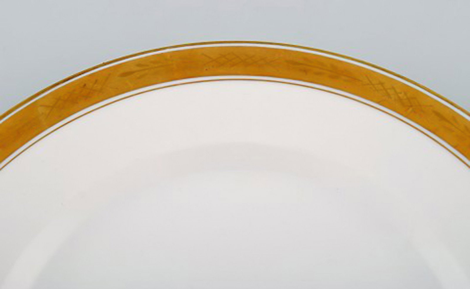 Royal Copenhagen Dagmar, White. Five porcelain dinner plates with gold edge. Model number 607/9586. - 4