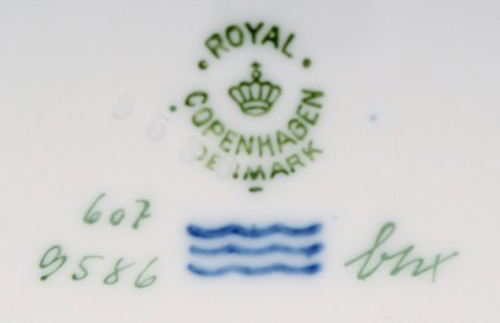 Royal Copenhagen Dagmar, White. Five porcelain dinner plates with gold edge. Model number 607/9586. - 5