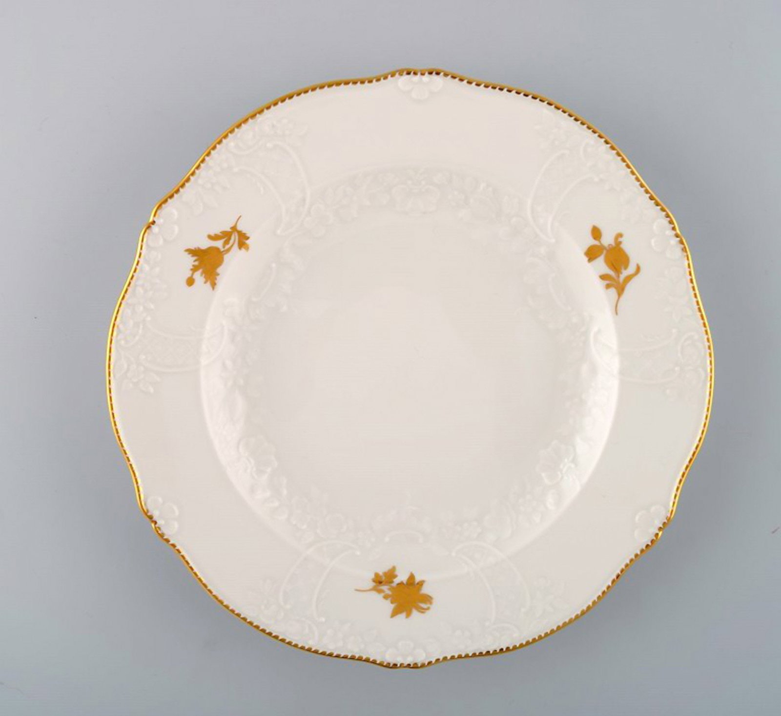 Meissen porcelain lunch plate with flowers and foliage in relief and gold decoration. 20th century. - 2