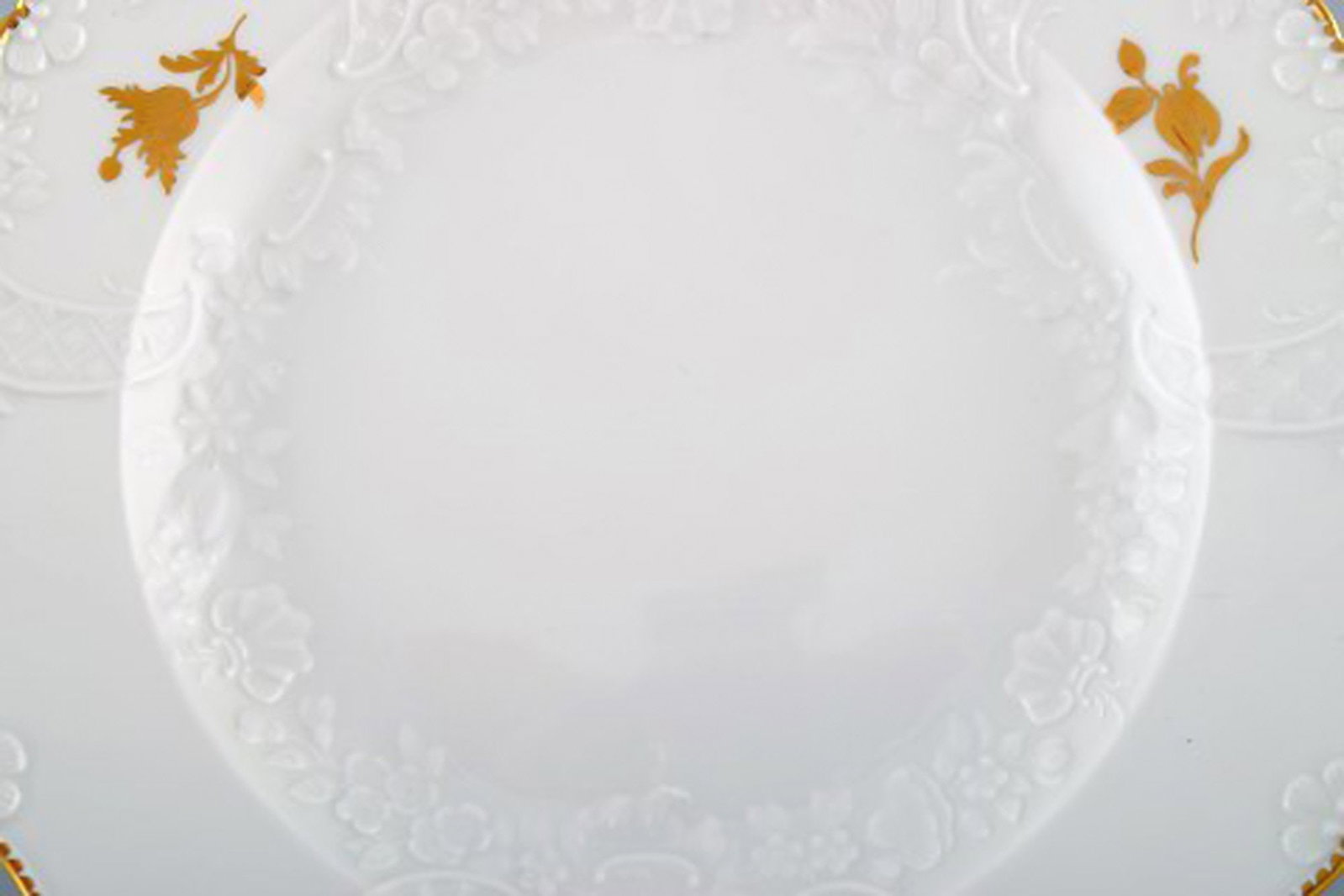 Meissen porcelain lunch plate with flowers and foliage in relief and gold decoration. 20th century. - 3