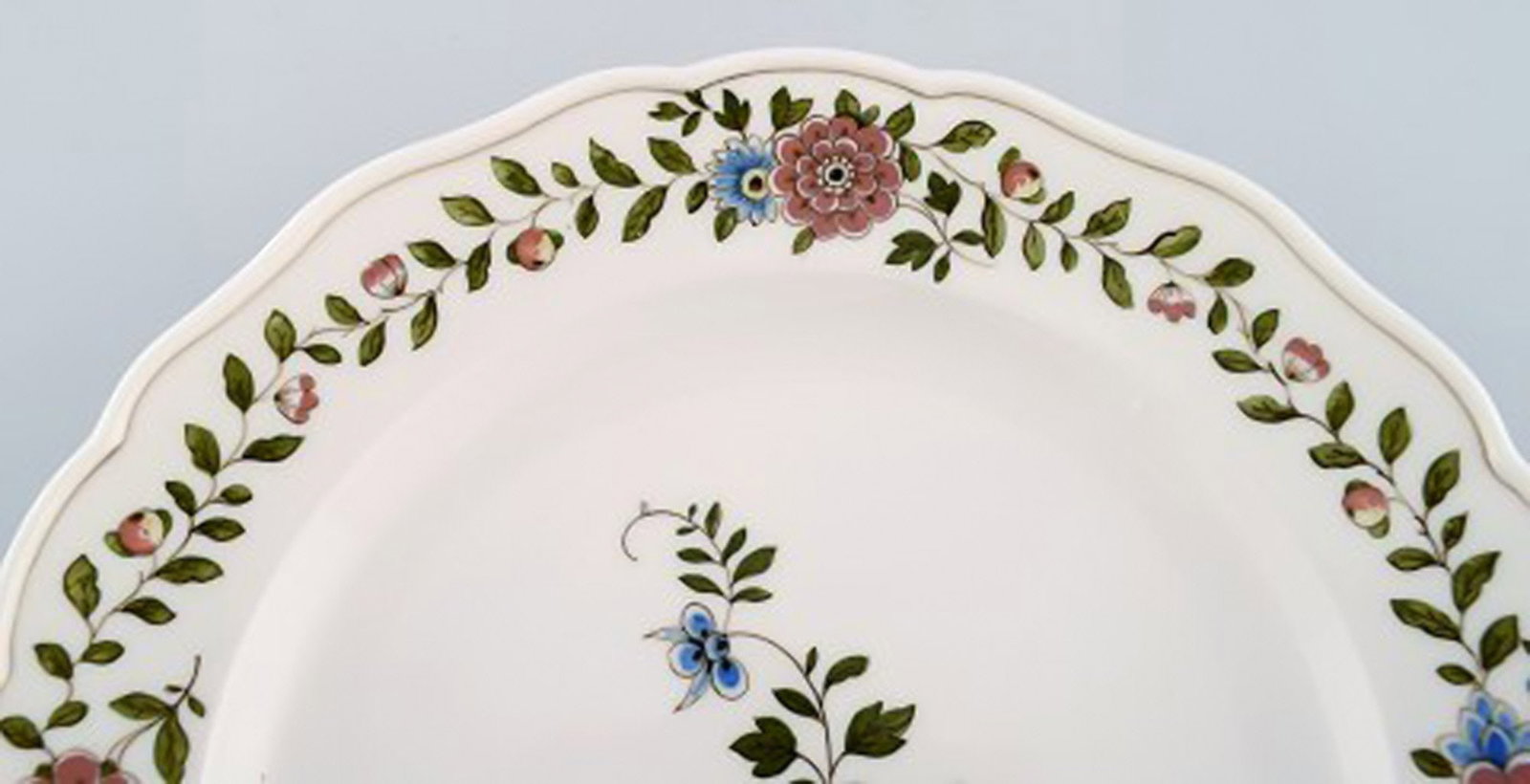 Meissen plate in hand-painted porcelain with floral decoration. 20th century. - 4