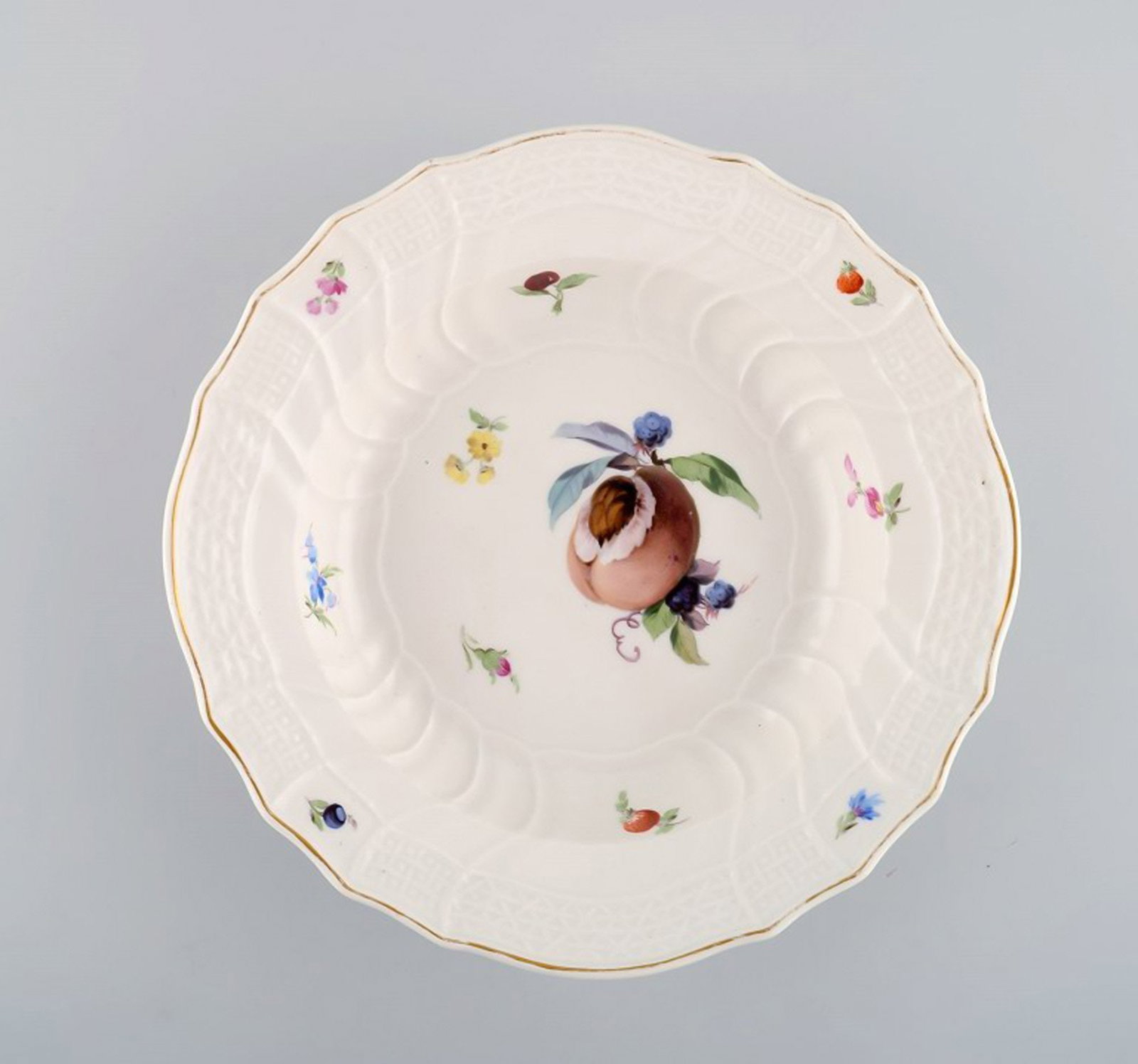 Antique Meissen deep plate in hand-painted porcelain with peach and flowers. 19th century. - 2