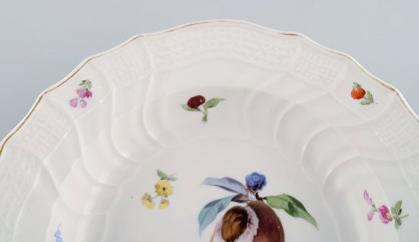 Antique Meissen deep plate in hand-painted porcelain with peach and flowers. 19th century. - 4