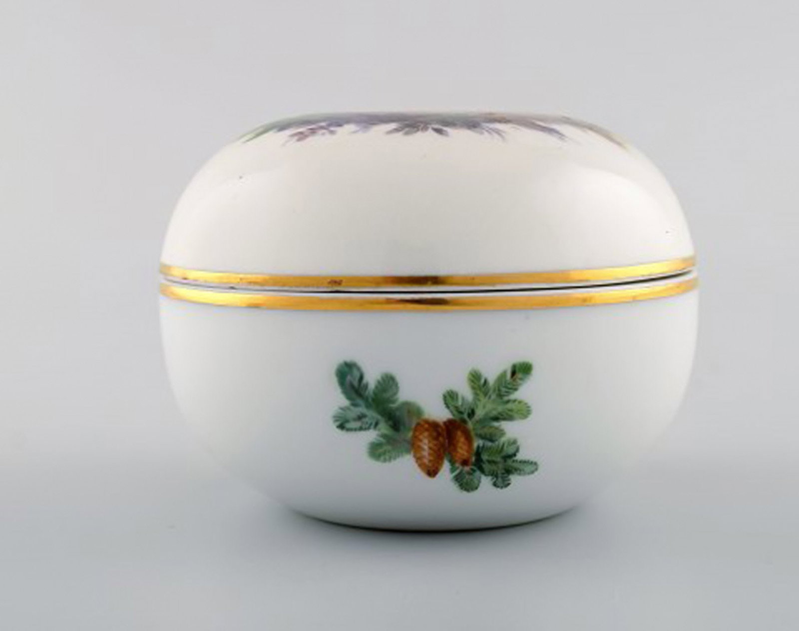 Meissen lidded jar in hand-painted porcelain with hare. 20th century. - 5