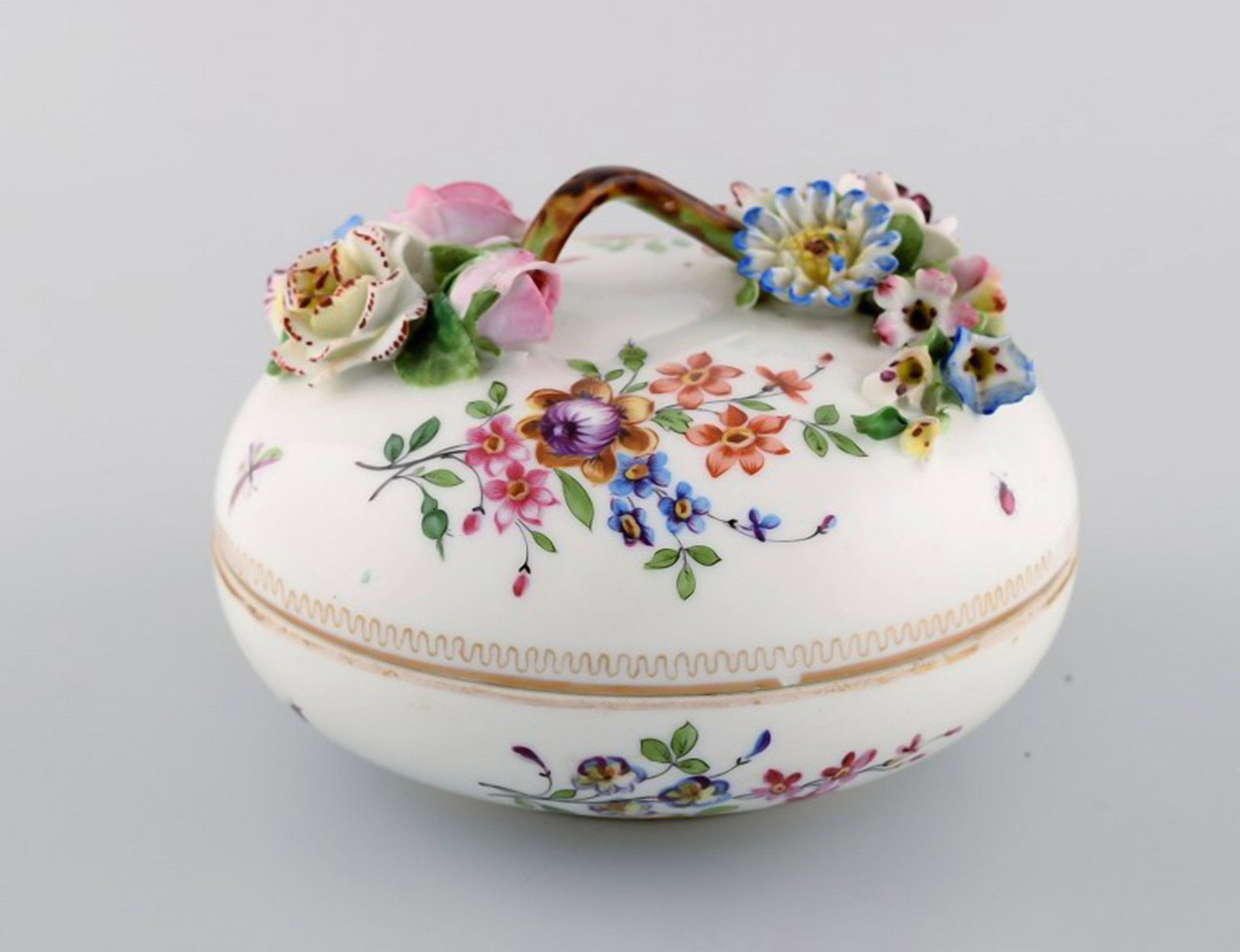 Antique and rare Meissen bonboniere in hand-painted porcelain with repousse flowers. 19th century. - 2