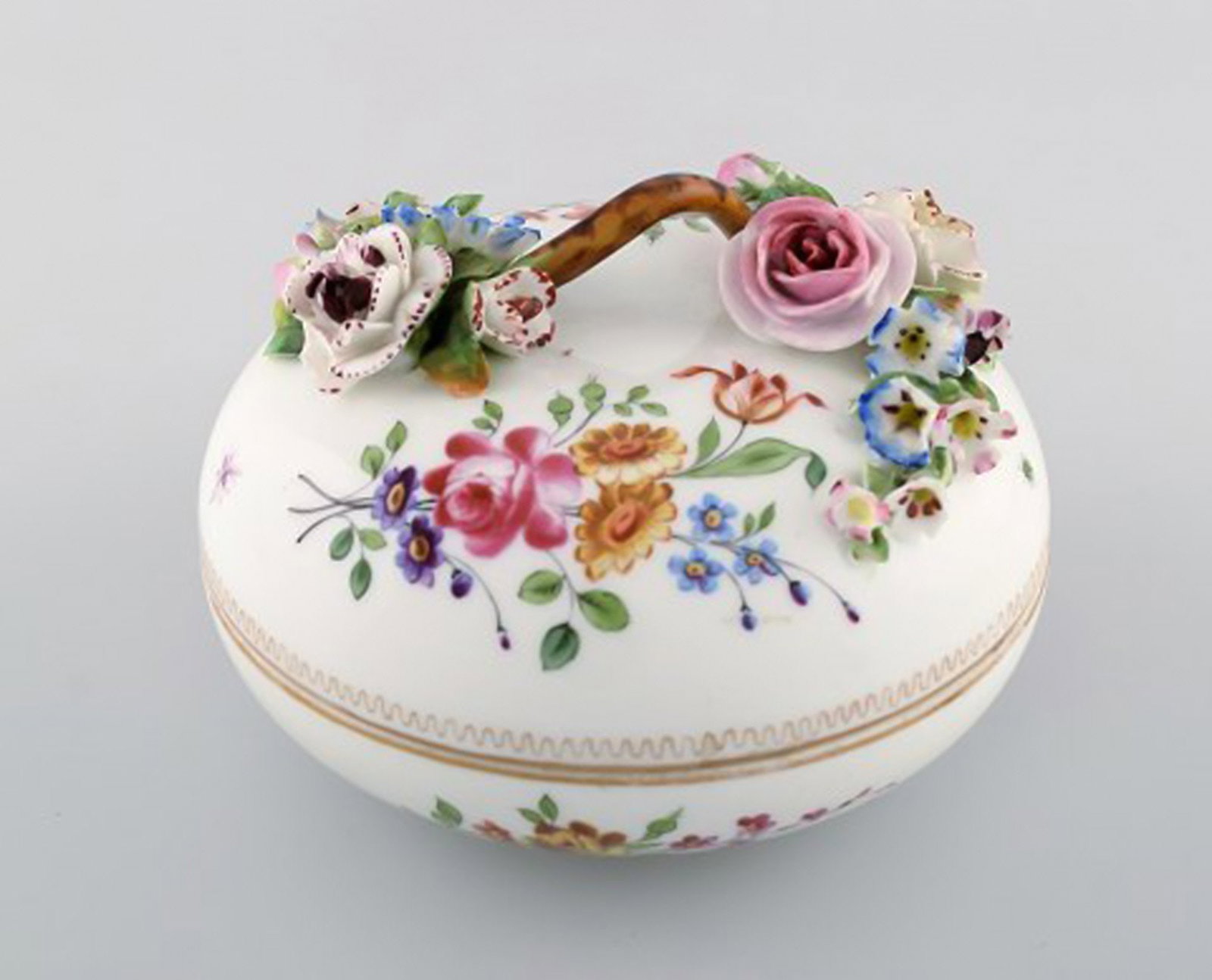 Antique and rare Meissen bonboniere in hand-painted porcelain with repousse flowers. 19th century. - 4