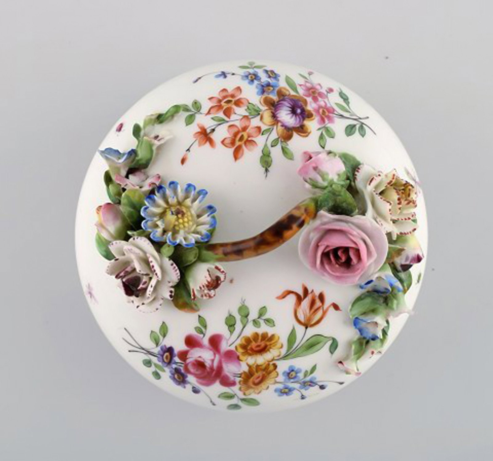 Antique and rare Meissen bonboniere in hand-painted porcelain with repousse flowers. 19th century. - 5