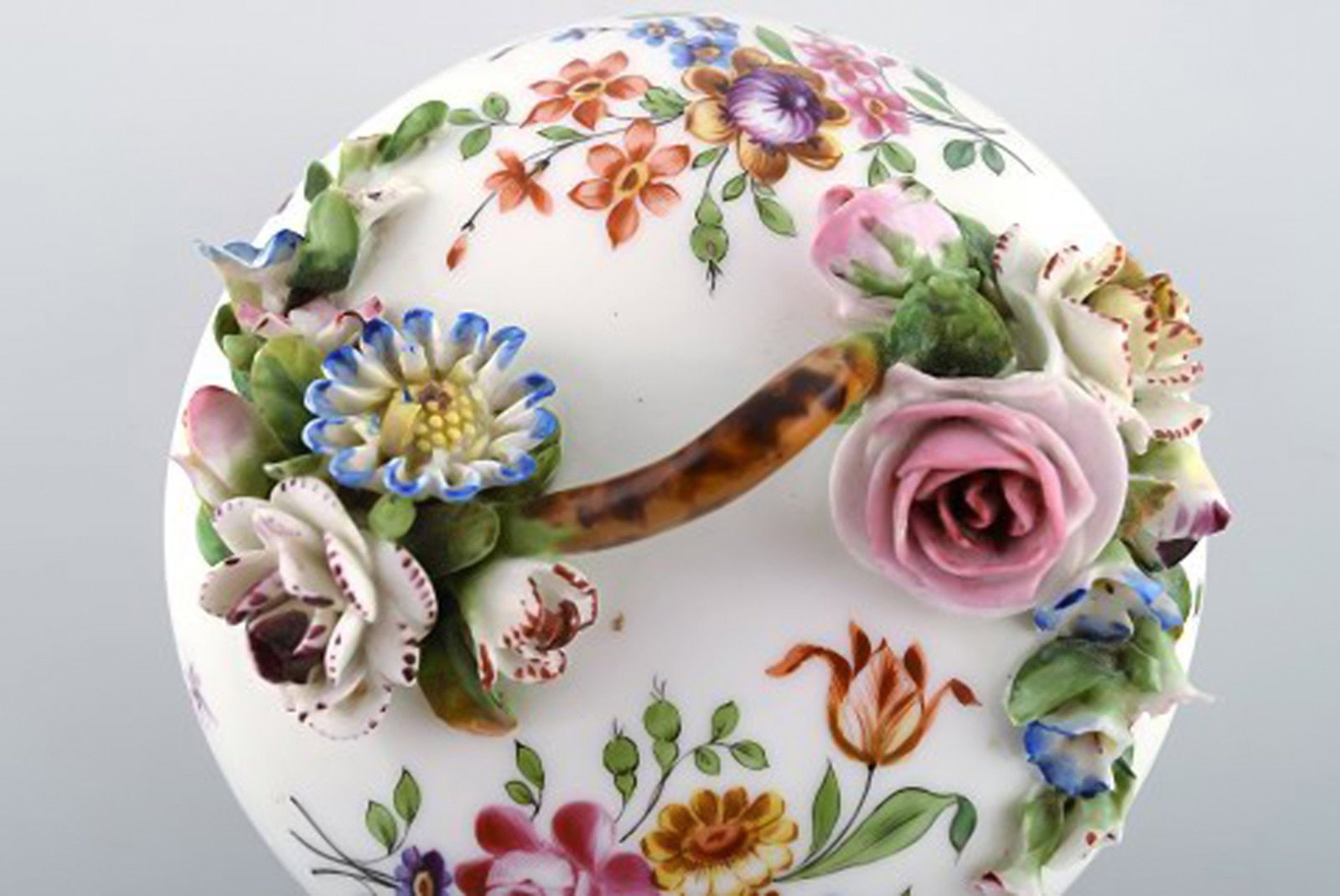 Antique and rare Meissen bonboniere in hand-painted porcelain with repousse flowers. 19th century. - 6