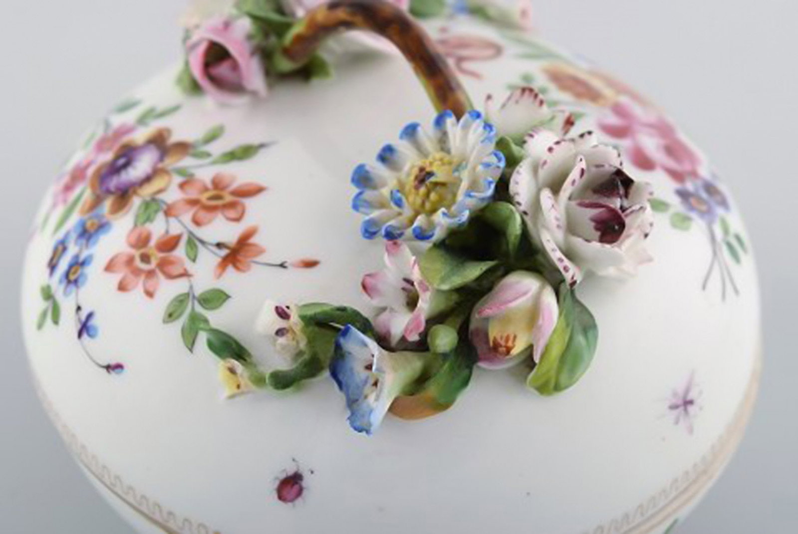 Antique and rare Meissen bonboniere in hand-painted porcelain with repousse flowers. 19th century. - 8