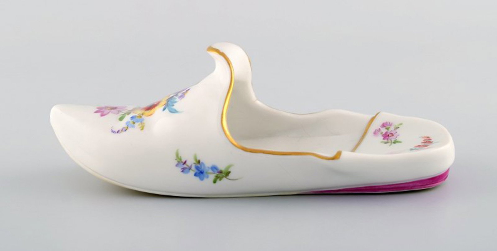 Antik Meissen slipper in hand-painted porcelain with floral motifs and gold edge. 19th century. - 2