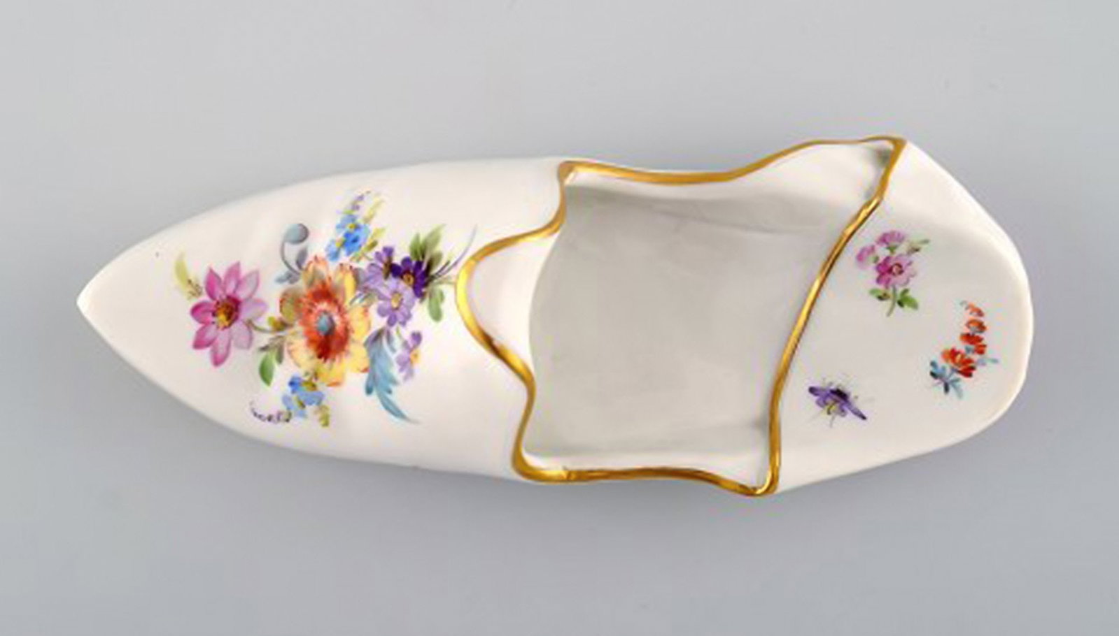 Antik Meissen slipper in hand-painted porcelain with floral motifs and gold edge. 19th century. - 3