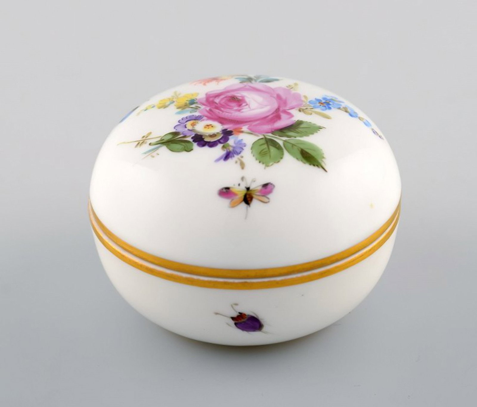 Meissen bonboniere in hand-painted porcelain with floral motifs. 20th century. - 2