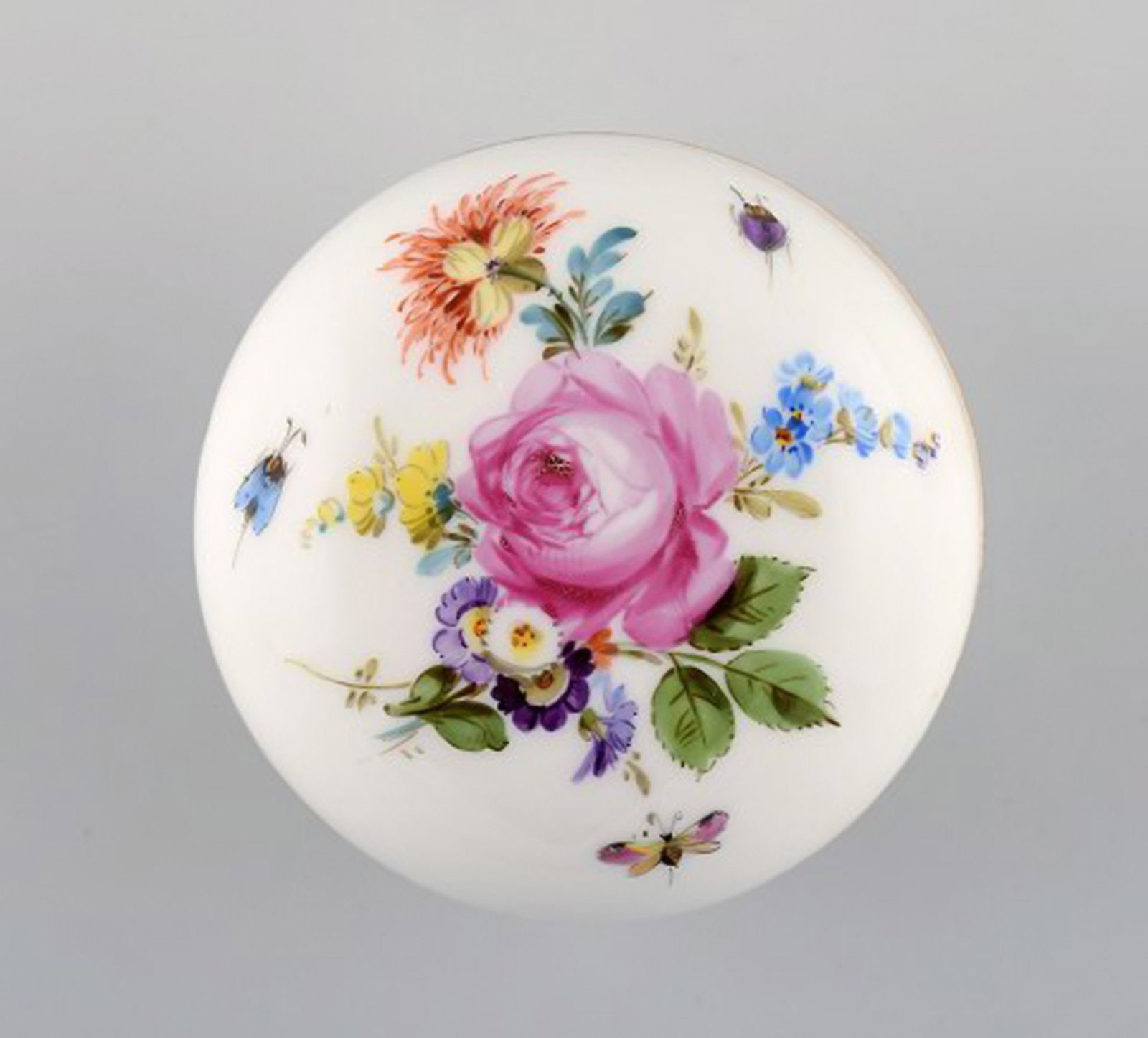 Meissen bonboniere in hand-painted porcelain with floral motifs. 20th century. - 3