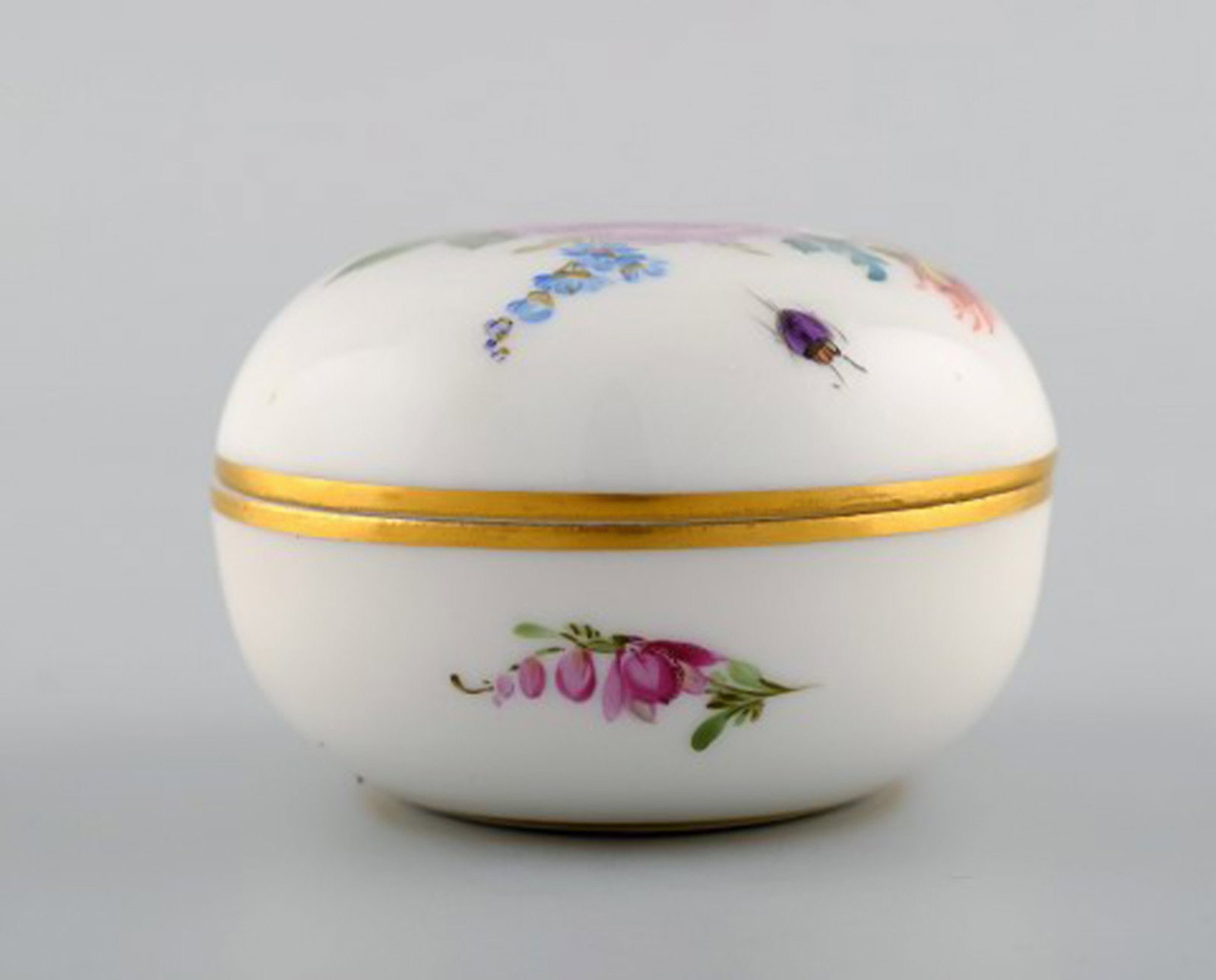 Meissen bonboniere in hand-painted porcelain with floral motifs. 20th century. - 4