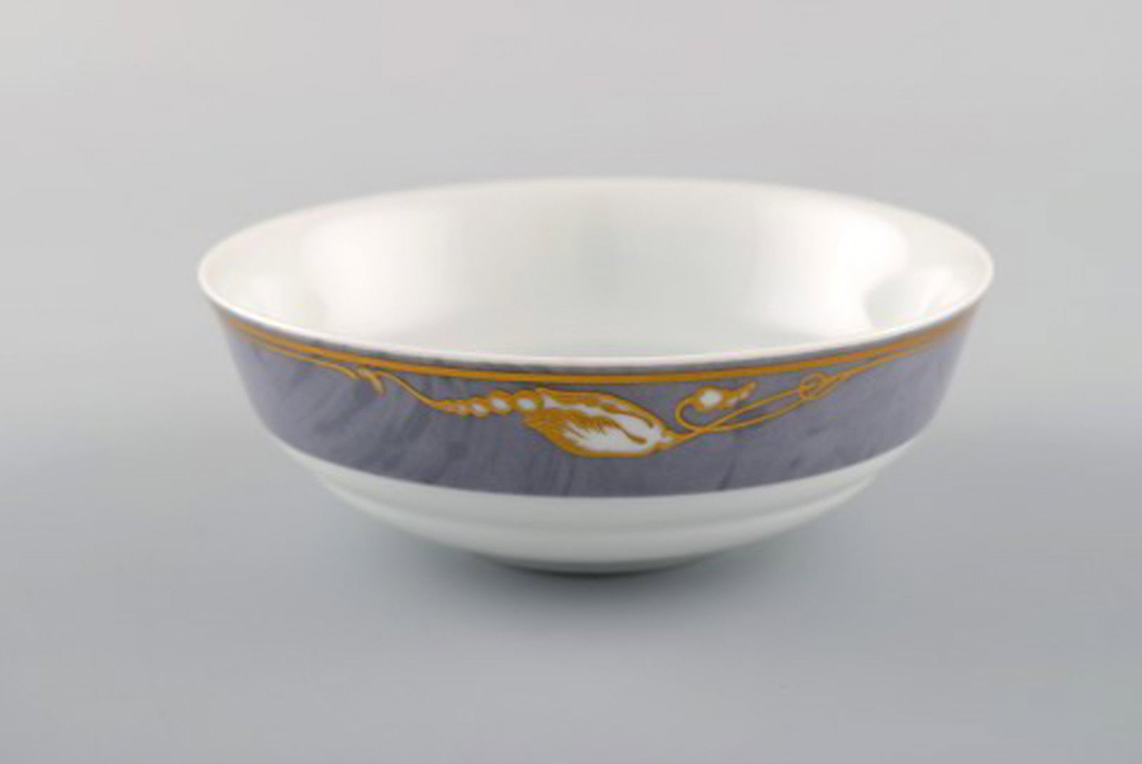 Three Royal Copenhagen Gray Magnolia bowls in porcelain. Late 20th century. - 4