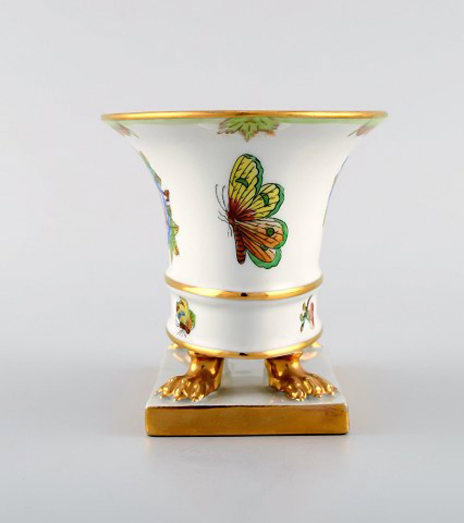 Three Herend vases in hand-painted porcelain with flowers and gold decoration. Mid-20th century. - 4