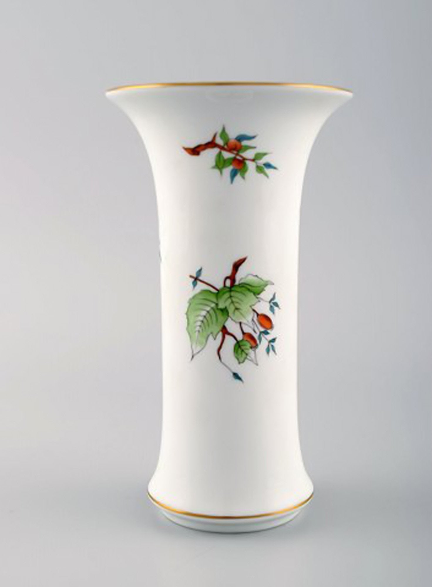 Three Herend vases in hand-painted porcelain with flowers and gold decoration. Mid-20th century. - 5