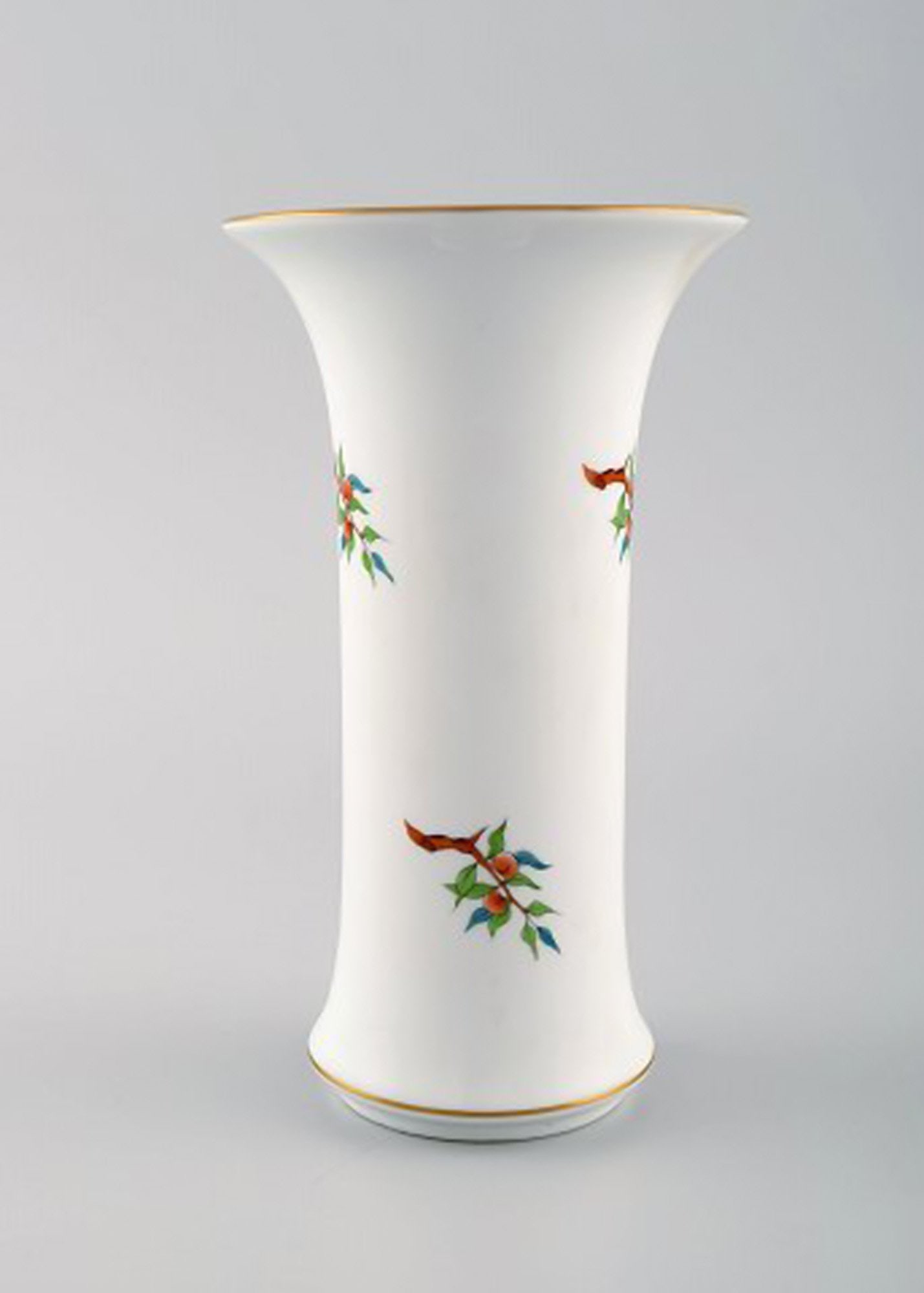Three Herend vases in hand-painted porcelain with flowers and gold decoration. Mid-20th century. - 6