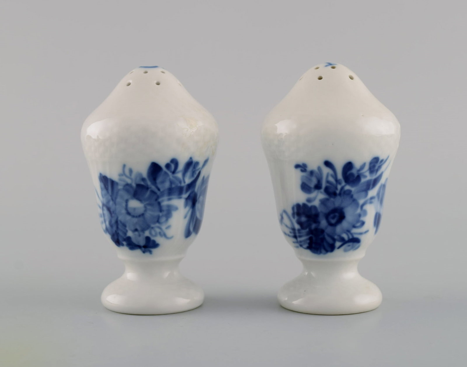 Royal Copenhagen Blue Flower Curved salt and pepper shaker. - 2