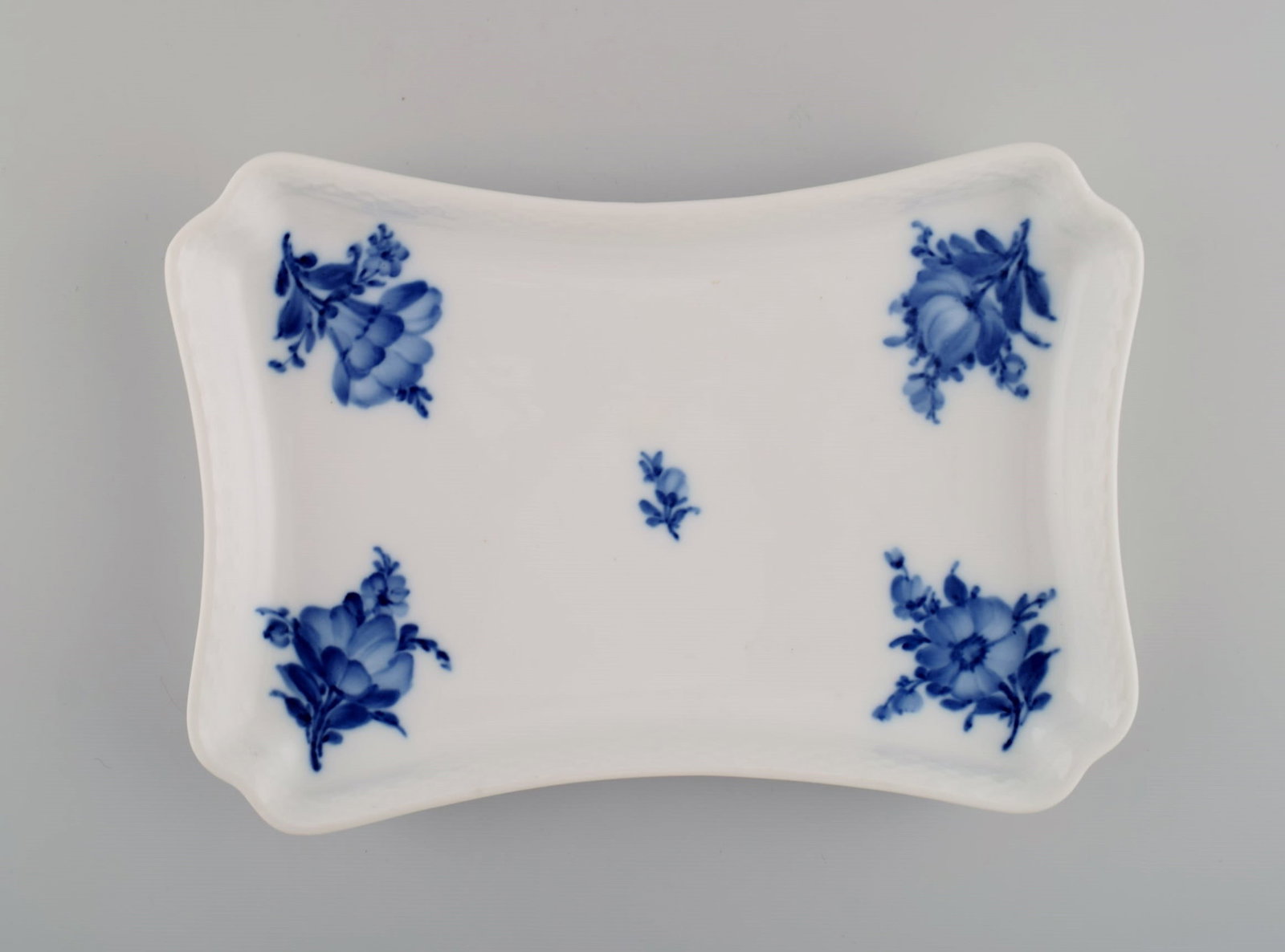 Royal Copenhagen Blue Flower Braided tray. Model number 10/8181. Dated 1945. - 2