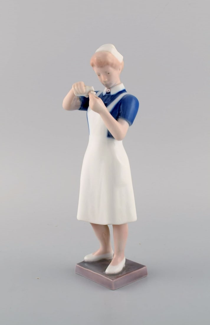Rare Bing & Grondahl porcelain figurine. Nurse. Model number 2379. Mid 20th century. - 3