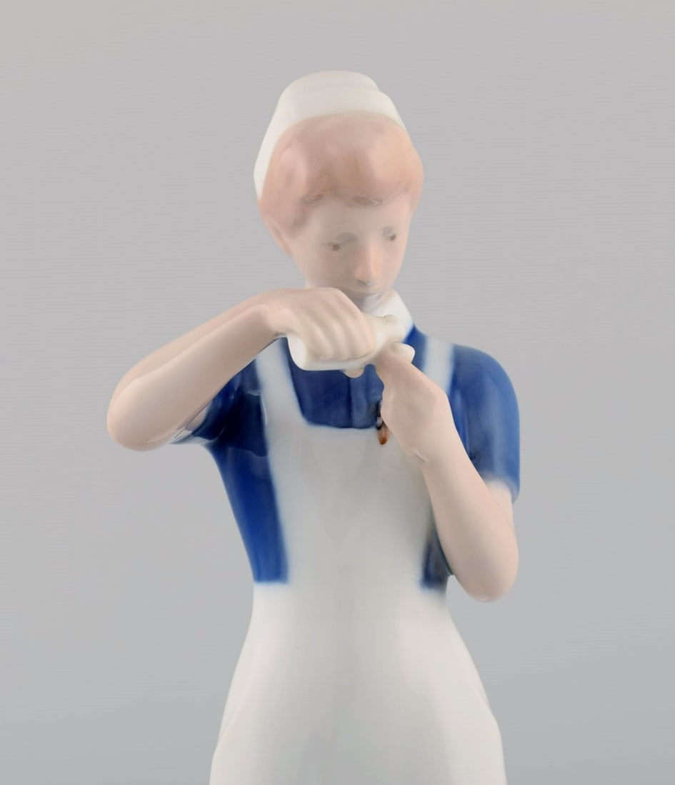 Rare Bing & Grondahl porcelain figurine. Nurse. Model number 2379. Mid 20th century. - 5