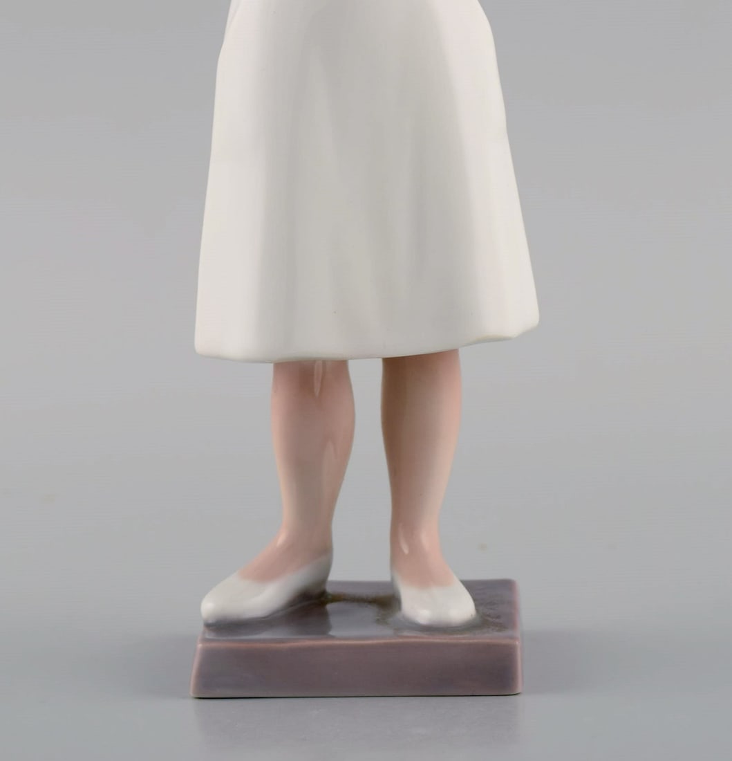 Rare Bing & Grondahl porcelain figurine. Nurse. Model number 2379. Mid 20th century. - 6