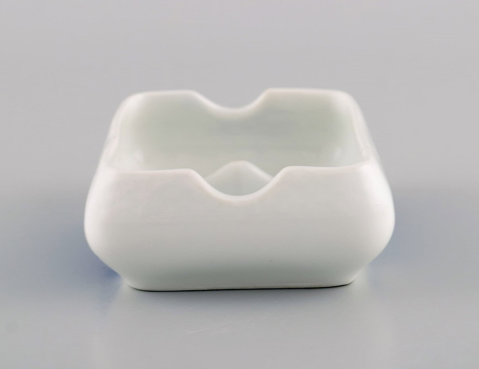 Small Royal Copenhagen Blue Flower salt and pepper bowl. - 4