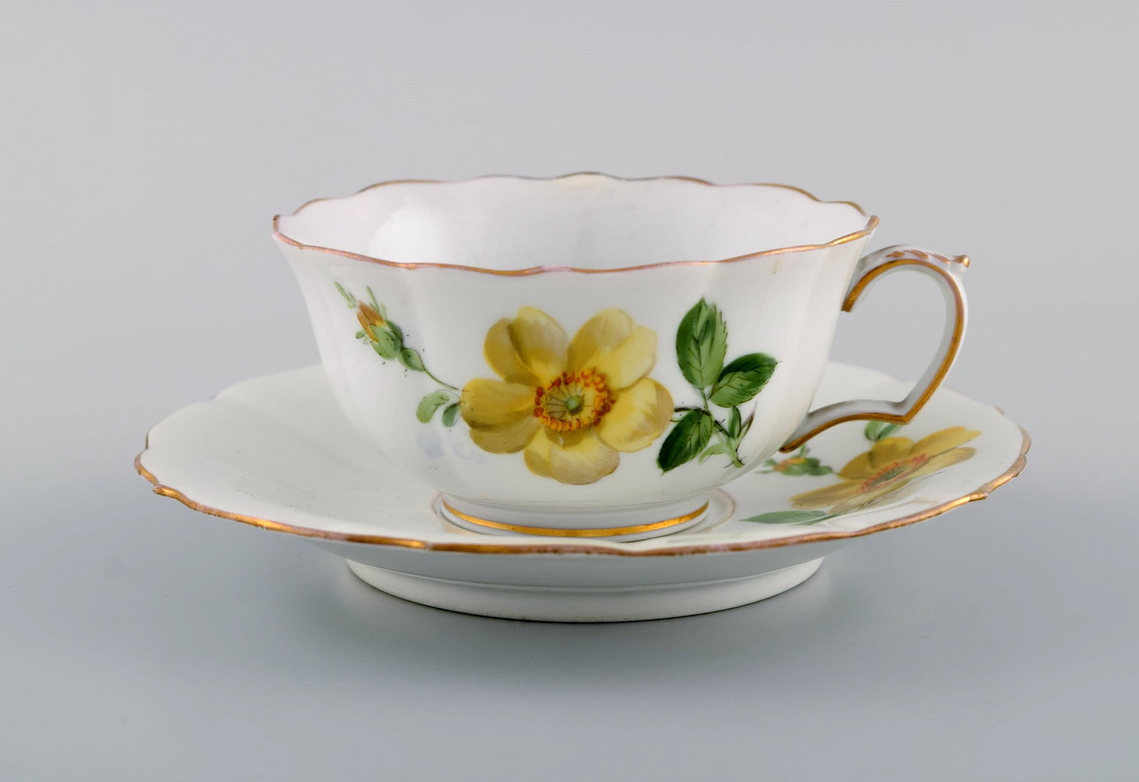 Antique Meissen teacup with saucer in hand-painted porcelain with floral motifs. Ca. 1900. - 2
