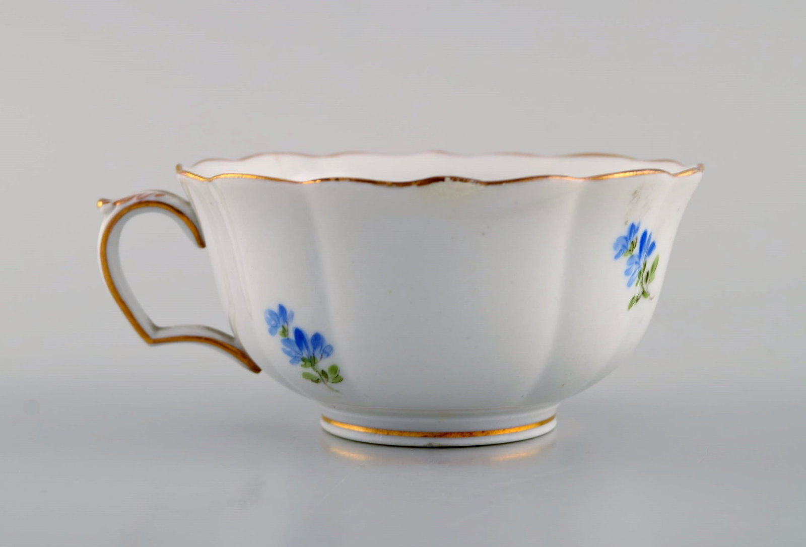 Antique Meissen teacup with saucer in hand-painted porcelain with floral motifs. Ca. 1900. - 3