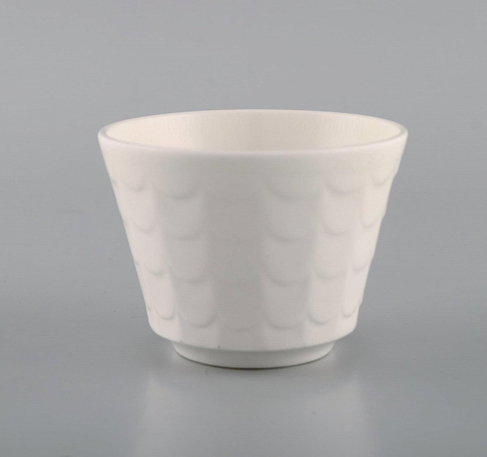 Wilhelm Kage for Gustavsberg. Six flower pot covers in porcelain. Swedish design, 1960s. - 4