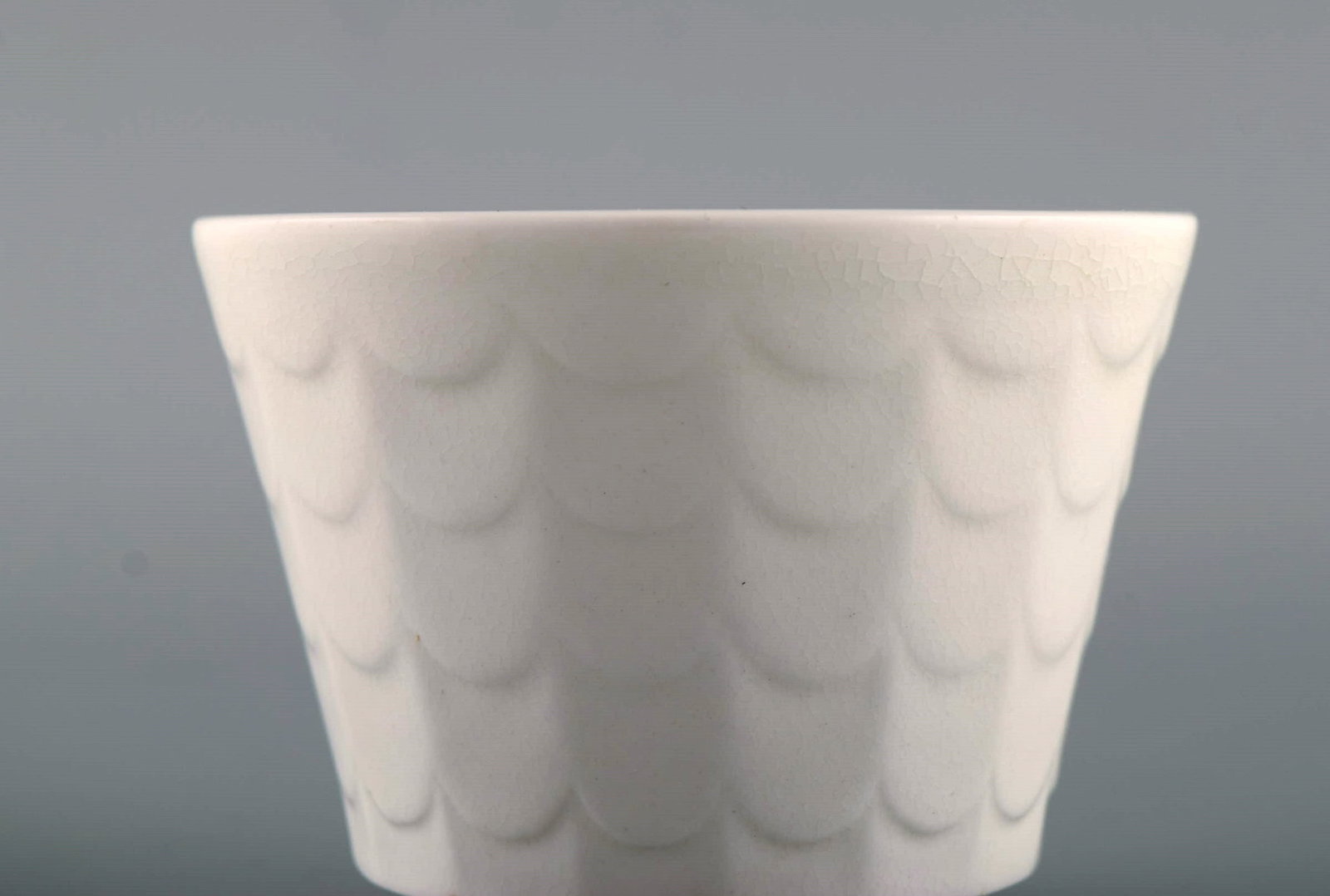 Wilhelm Kage for Gustavsberg. Six flower pot covers in porcelain. Swedish design, 1960s. - 5