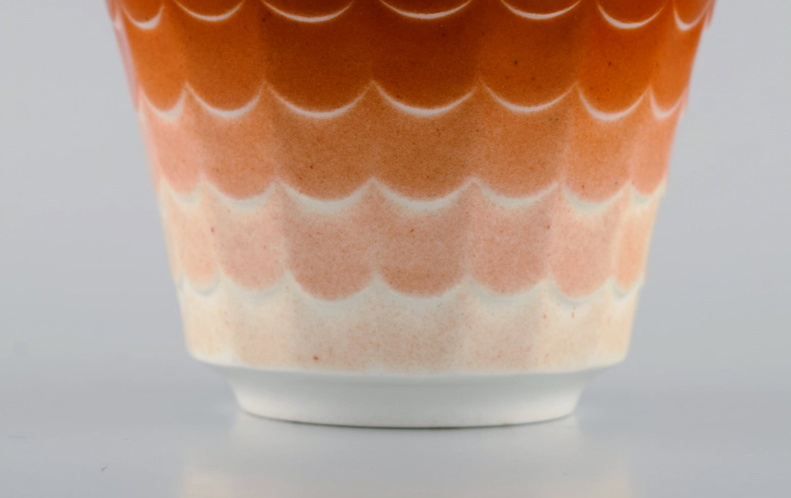 Wilhelm Kage for Gustavsberg. Six flower pot covers in porcelain. Swedish design, 1960s. - 8