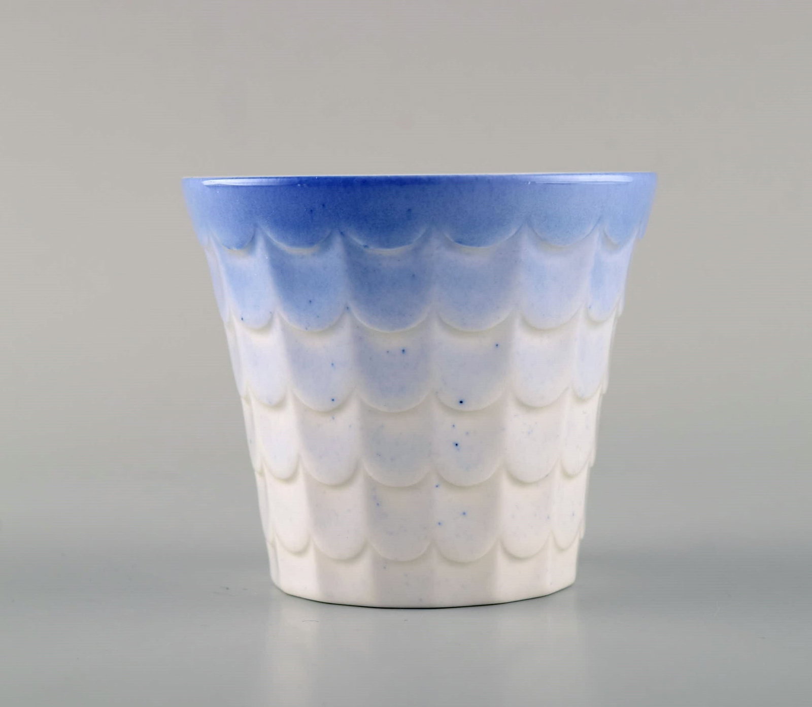Wilhelm Kage for Gustavsberg. Six flower pot covers in porcelain. Swedish design, 1960s. - 3