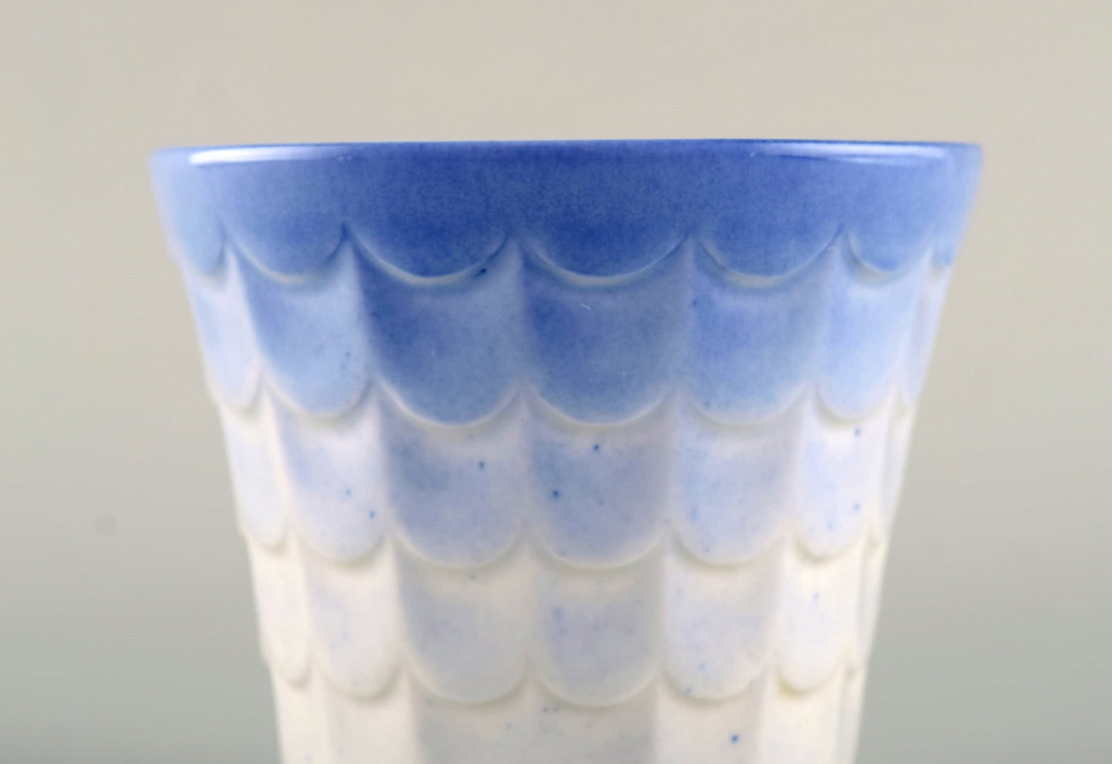 Wilhelm Kage for Gustavsberg. Six flower pot covers in porcelain. Swedish design, 1960s. - 5