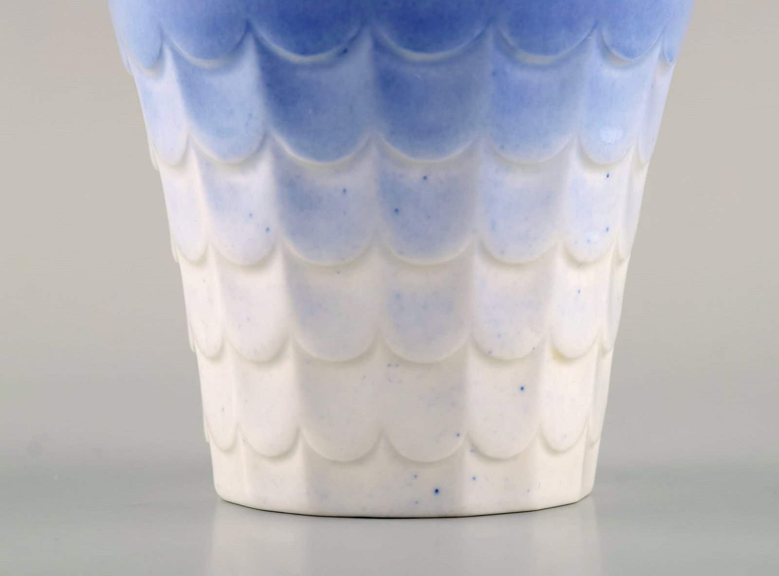Wilhelm Kage for Gustavsberg. Six flower pot covers in porcelain. Swedish design, 1960s. - 6