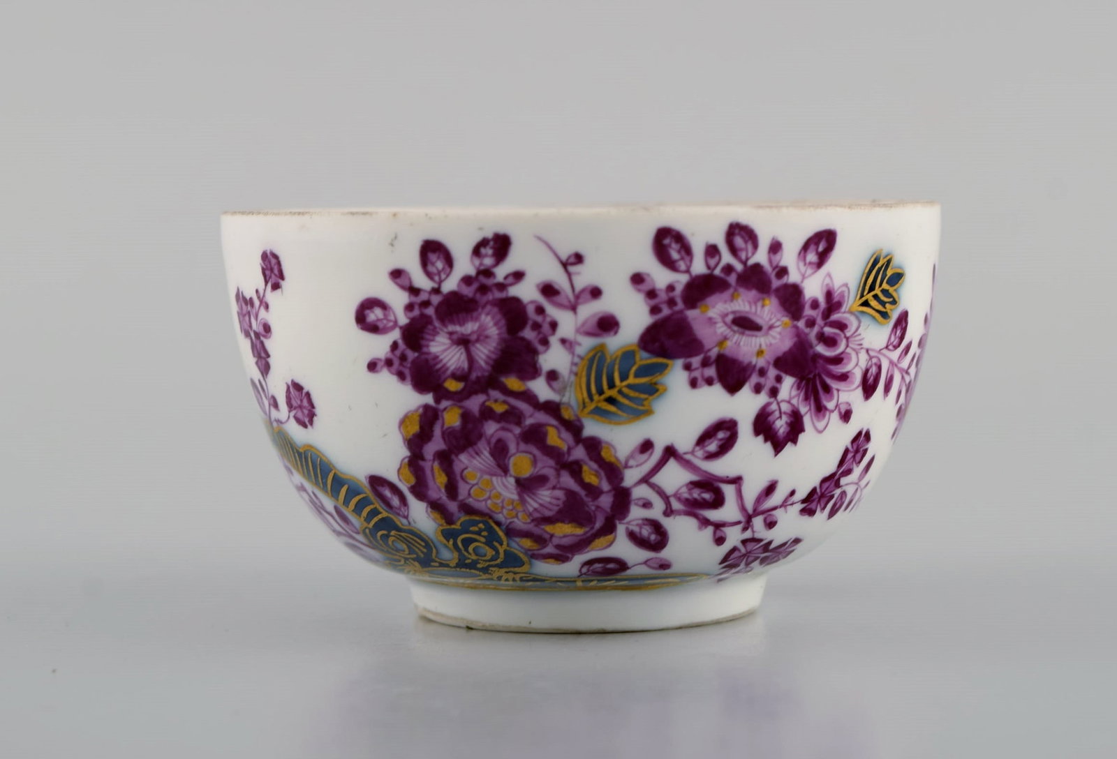 Four antique Meissen teacups with saucers in hand-painted porcelain. Purple flowers and gold - 7