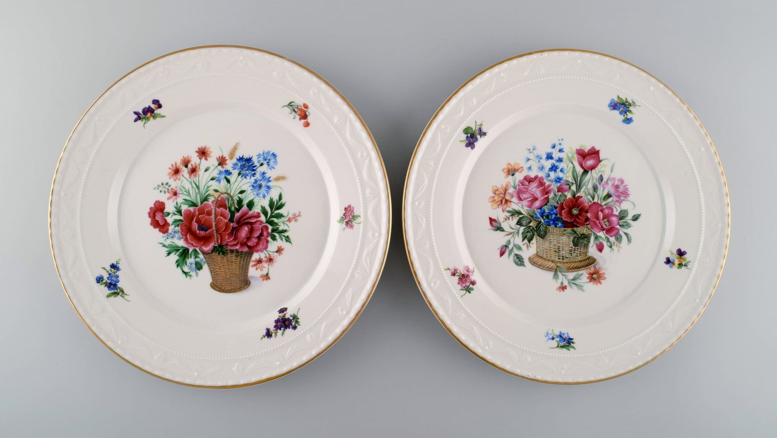 KPM, Berlin. Two antique porcelain plates with hand-painted flower baskets and gold edge. Early 20th - 2