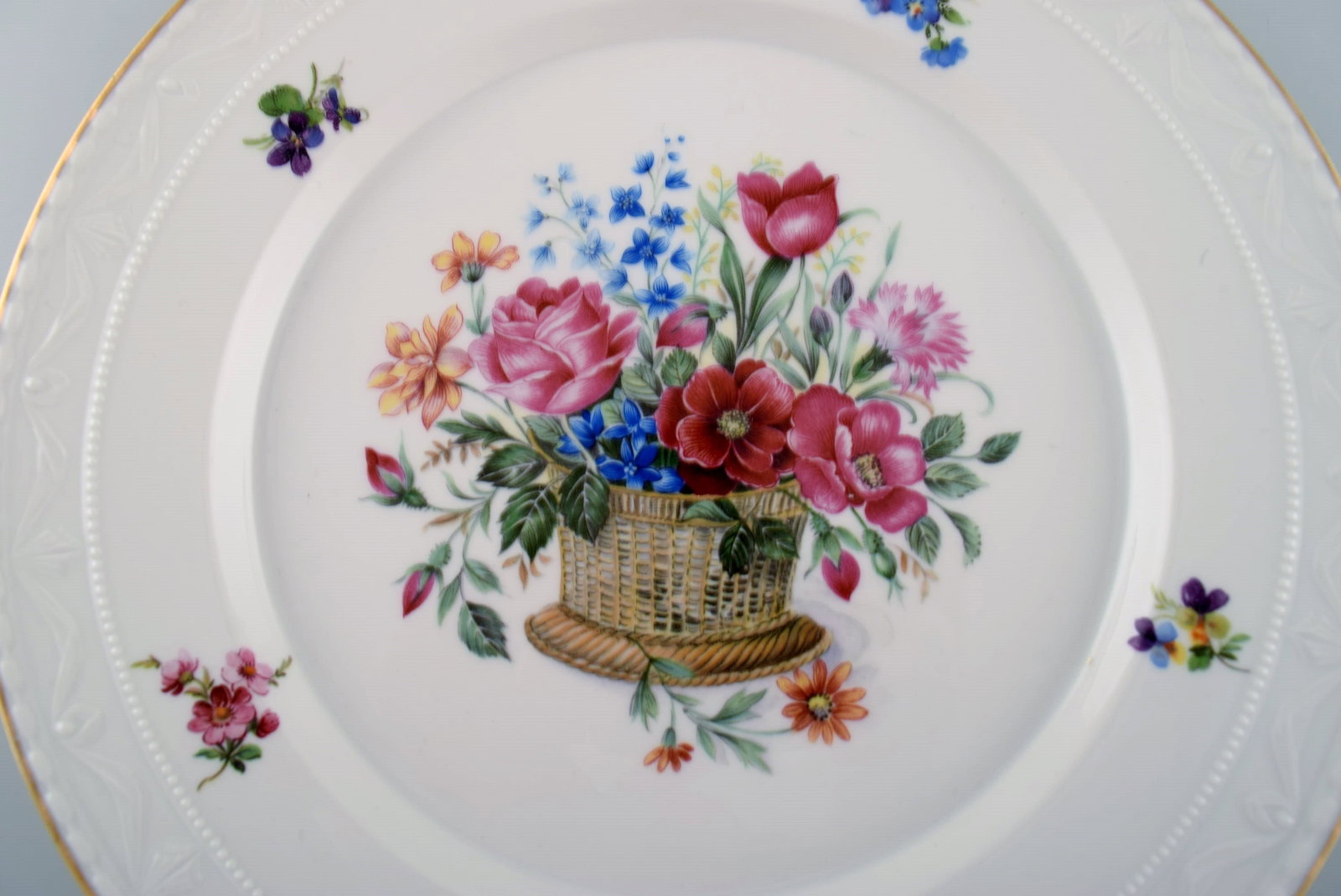 KPM, Berlin. Two antique porcelain plates with hand-painted flower baskets and gold edge. Early 20th - 4