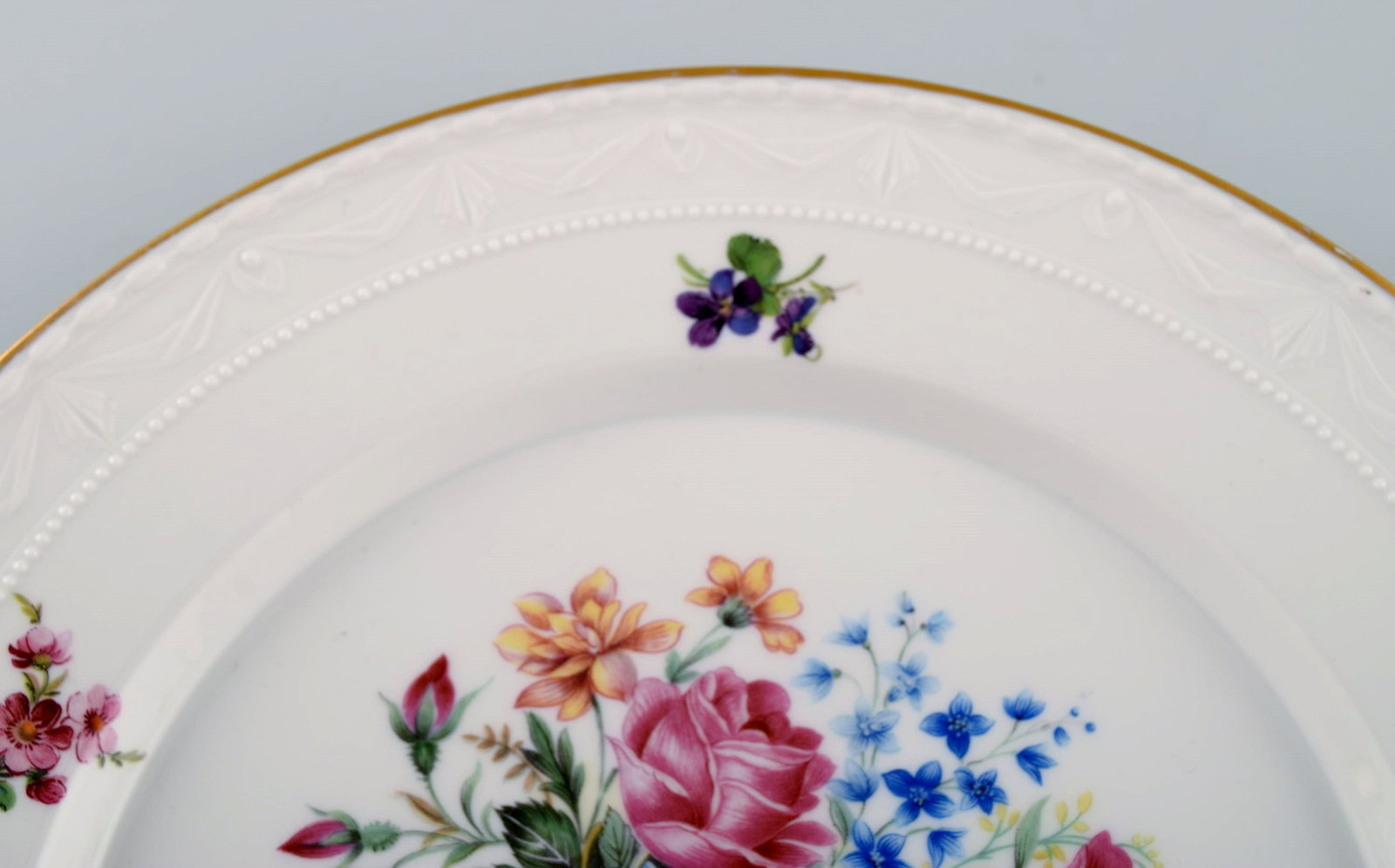 KPM, Berlin. Two antique porcelain plates with hand-painted flower baskets and gold edge. Early 20th - 5