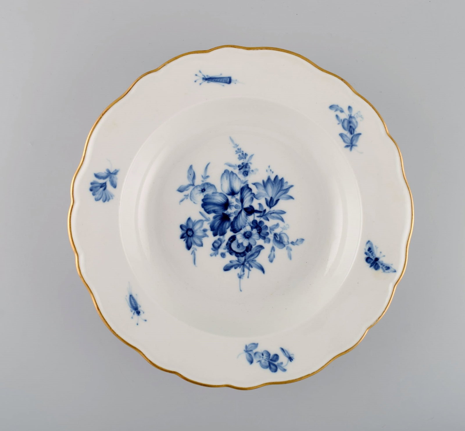 Two antique Meissen porcelain plates with hand-painted flowers and gold edge. Approx. 1900. - 3