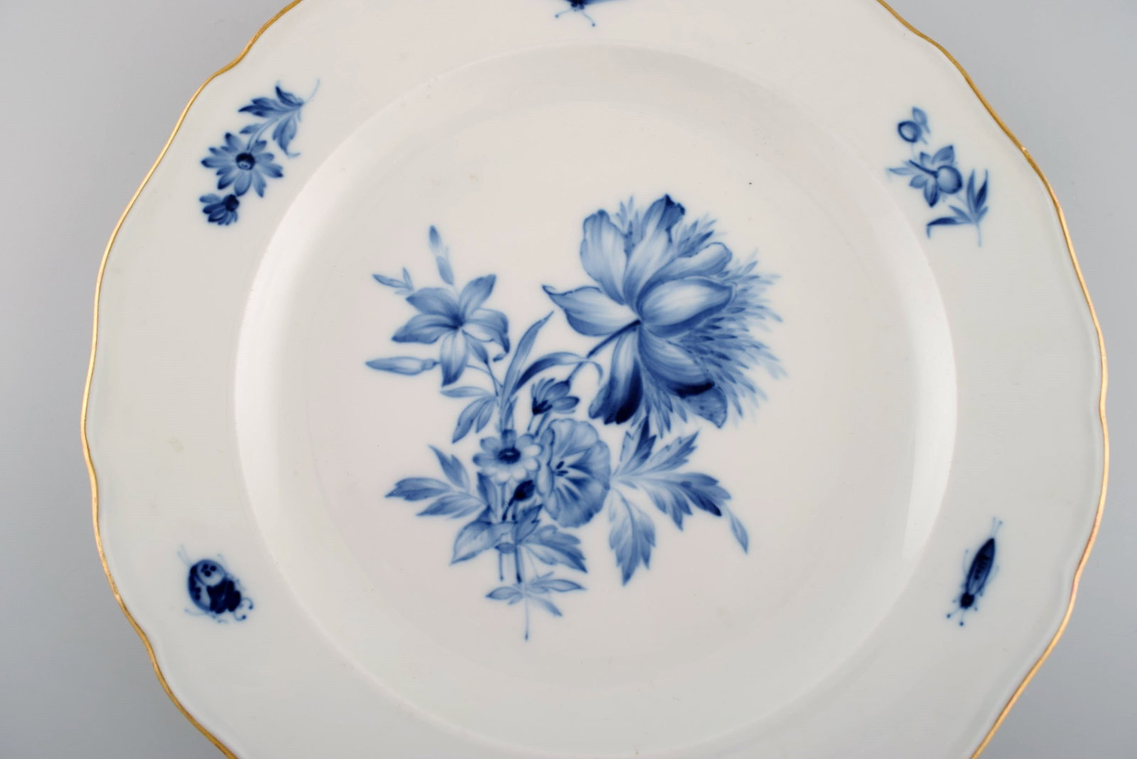 Two antique Meissen porcelain plates with hand-painted flowers and gold edge. Approx. 1900. - 6