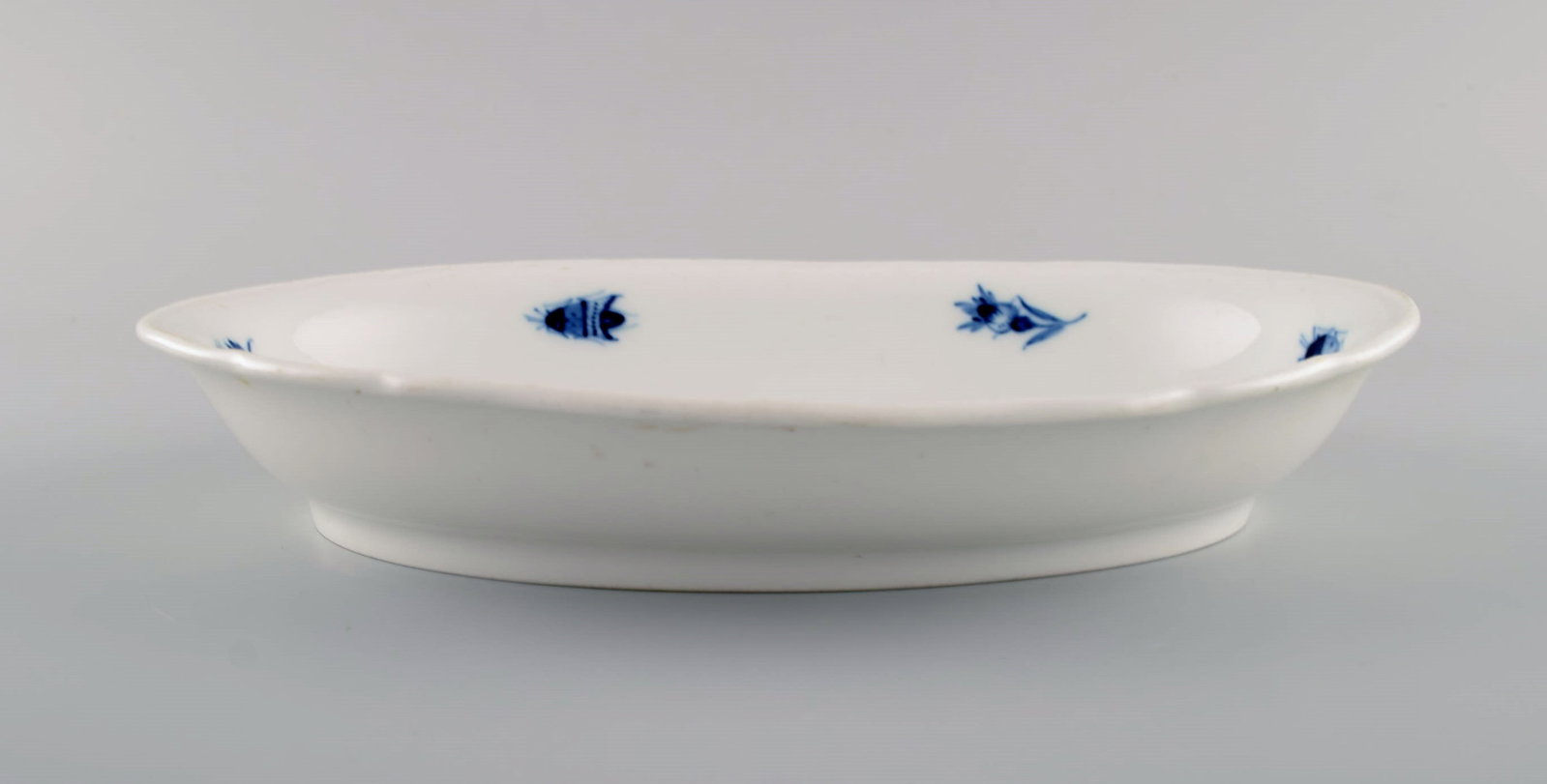 Antique Meissen porcelain bowl with hand-painted flowers and insects. 19th century. - 3