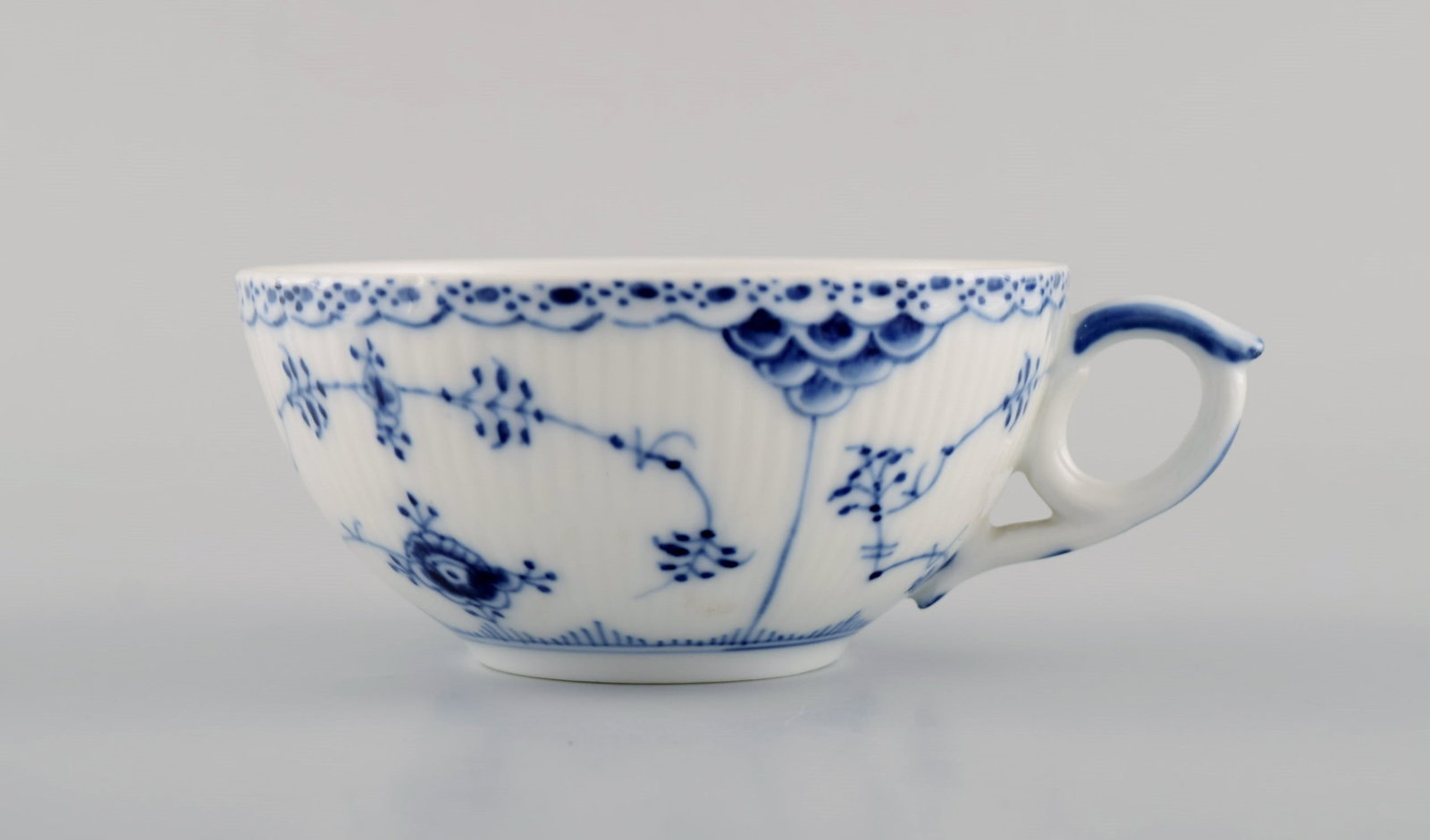 Royal Copenhagen Blue Fluted Half Lace teacup with saucer. Model number 1/525. Dated 1942. - 3