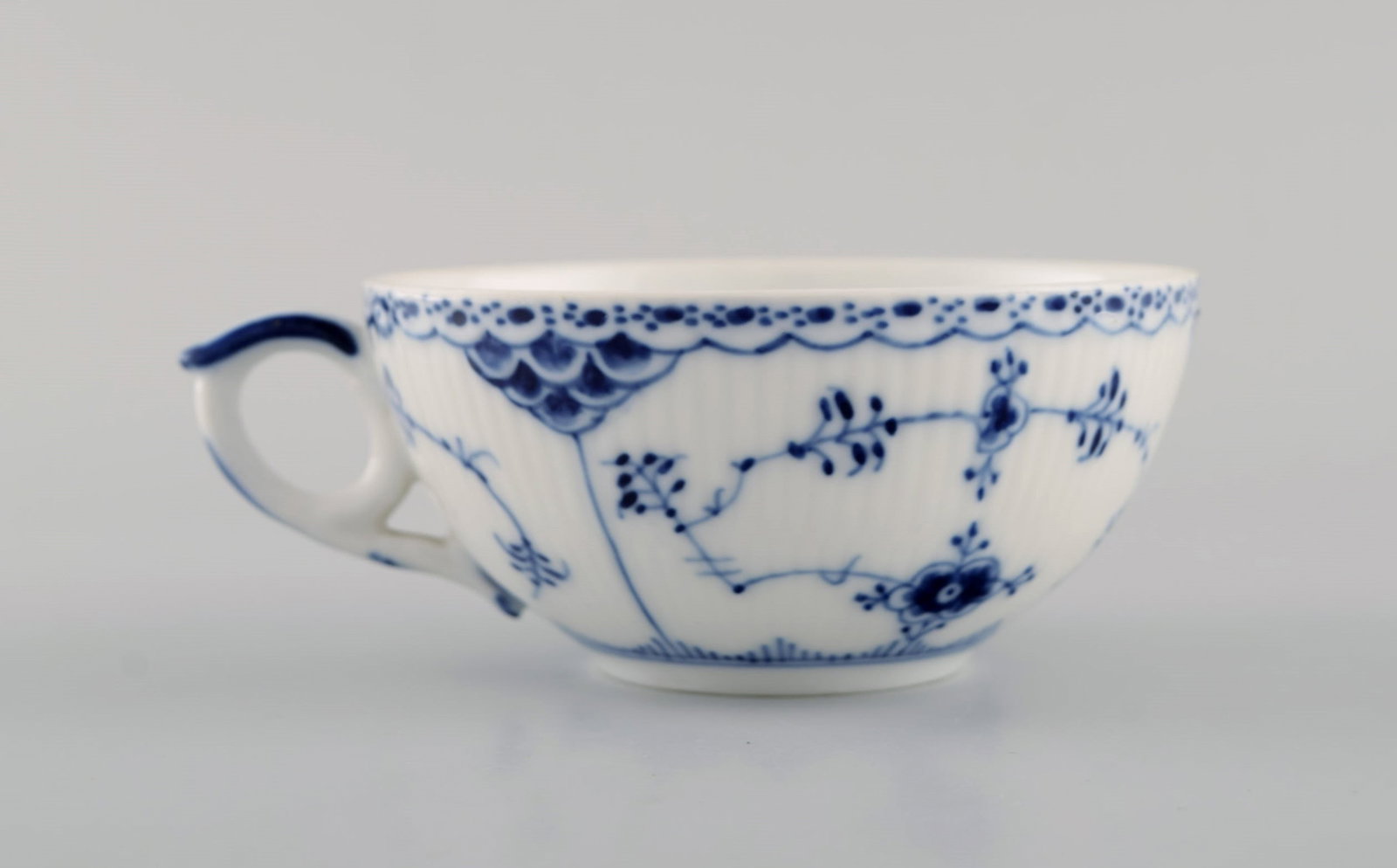 Royal Copenhagen Blue Fluted Half Lace teacup with saucer. Model number 1/525. Dated 1942. - 4