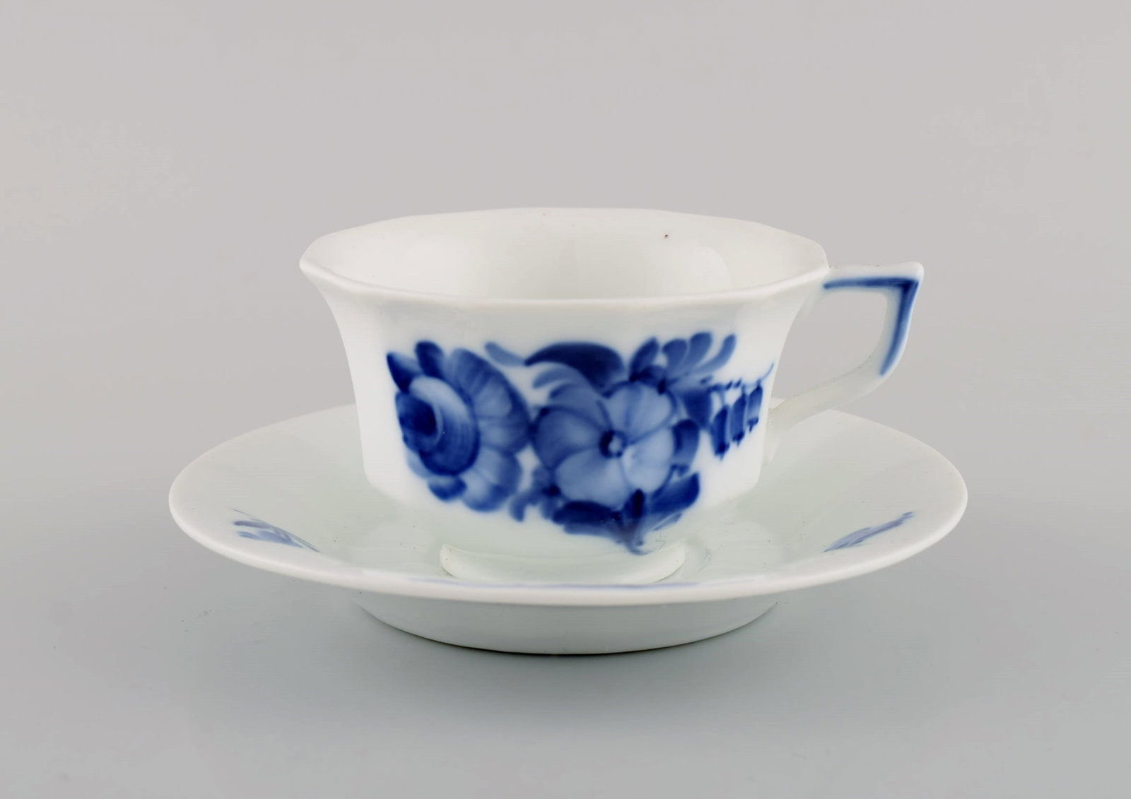 Four Royal Copenhagen Blue Flower Angular coffee cups with saucers and creamer. 1960s. - 3