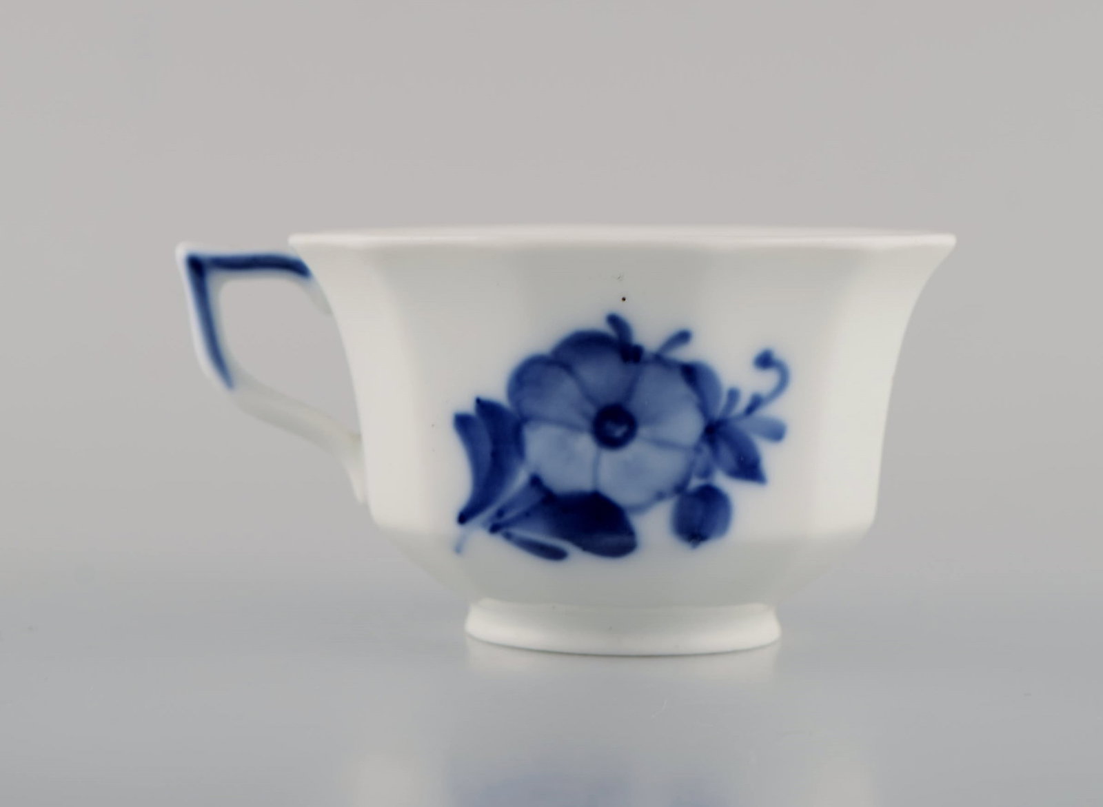 Four Royal Copenhagen Blue Flower Angular coffee cups with saucers and creamer. 1960s. - 4