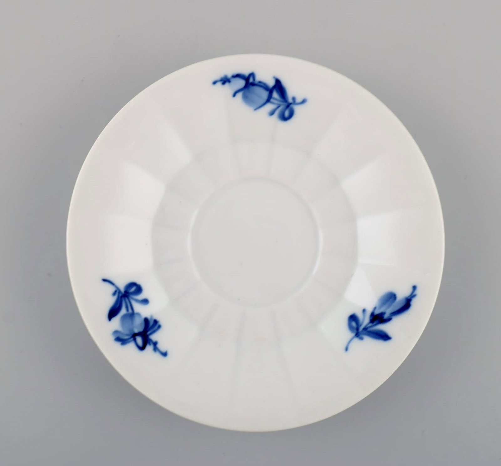 Four Royal Copenhagen Blue Flower Angular coffee cups with saucers and creamer. 1960s. - 5